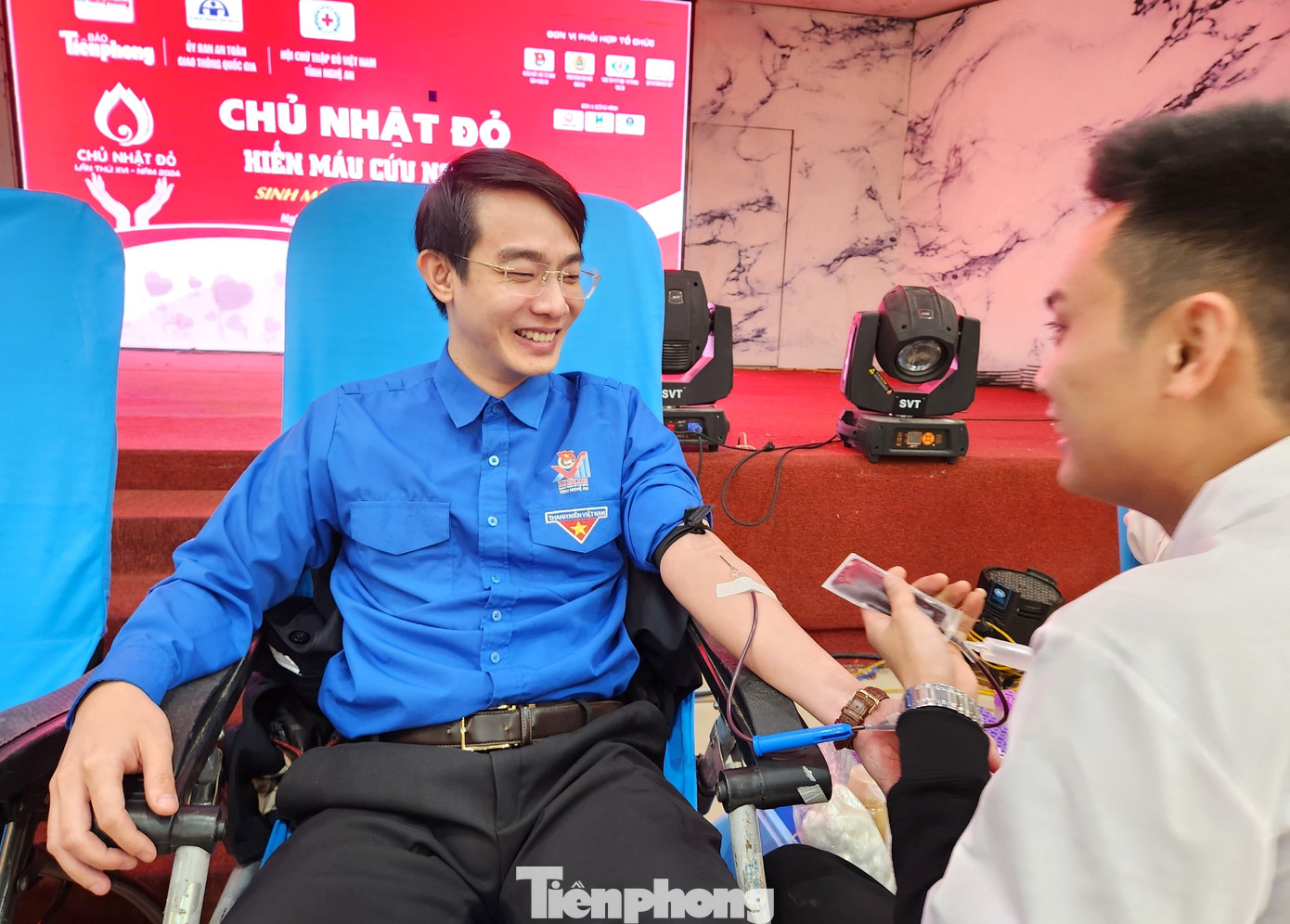 Anh Nguyễn Công Minh - Ủy viên Ban Thường vụ Tỉnh Đoàn, Bí thư Đoàn khối Doanh nghiệp tỉnh Nghệ An đã rất nhiều lần hiến máu tình nguyện. Anh bắt đầu hiến máu từ khi còn là sinh viên. Sau này, khi làm cán bộ Đoàn từ 2015, được tiếp cận nhiều với các hoạt động, anh mới cảm nhận và hiểu được nhiều điều ý nghĩa hơn từ việc hiến máu. Mỗi năm, anh hiến máu 2 lần.