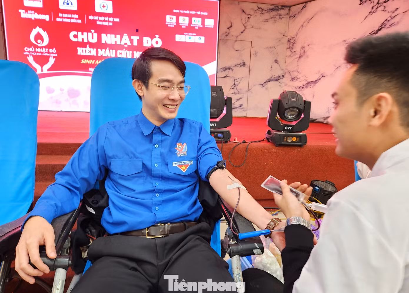 Anh Nguyễn Công Minh - Ủy viên Ban Thường vụ Tỉnh Đoàn, Bí thư Đoàn khối Doanh nghiệp tỉnh Nghệ An đã rất nhiều lần hiến máu tình nguyện. Anh bắt đầu hiến máu từ khi còn là sinh viên. Sau này, khi làm cán bộ Đoàn từ 2015, được tiếp cận nhiều với các hoạt động, anh mới cảm nhận và hiểu được nhiều điều ý nghĩa hơn từ việc hiến máu. Mỗi năm, anh hiến máu 2 lần.