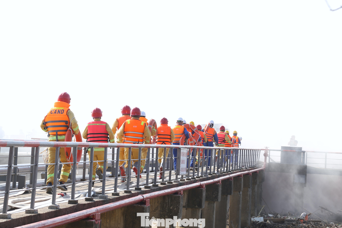 Hơn 250 người được huy động tham gia chữa cháy và cứu nạn cứu hộ với nhiều phương tiện, trang thiết bị hiện đại.