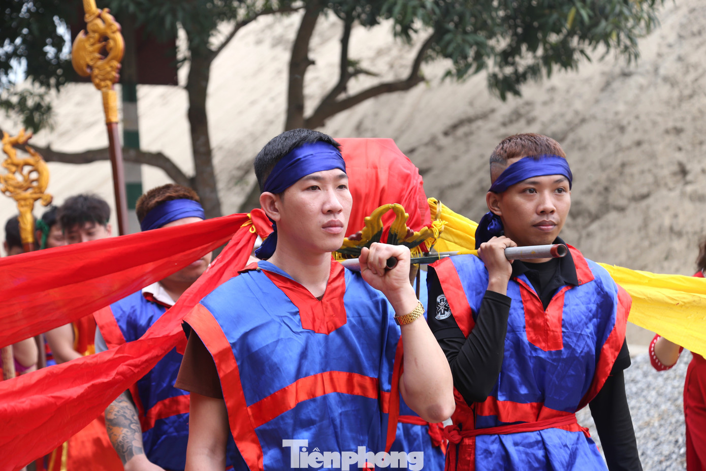 Bốn thanh niên trai tráng khỏe mạnh đảm nhận việc khiêng chum nước về đền Vua Mai. Bốn thanh niên trai tráng khỏe mạnh đảm nhận việc khiêng chum nước về đền Vua Mai.