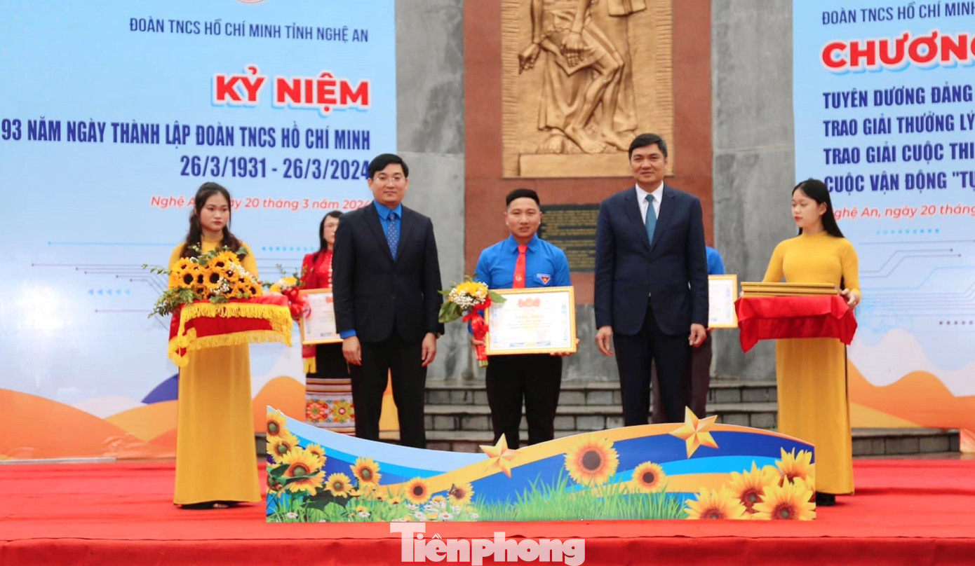 Anh Lãnh Văn Mùi được Tỉnh Đoàn Nghệ An tuyên dương là Đảng viên trẻ xuất sắc năm 2024.