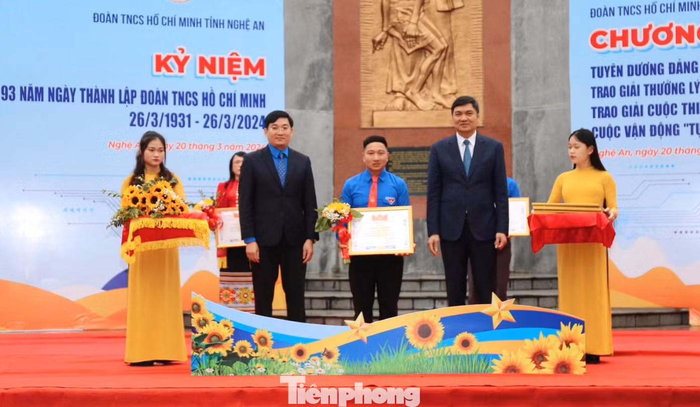 Anh Lãnh Văn Mùi được Tỉnh Đoàn Nghệ An tuyên dương là Đảng viên trẻ xuất sắc năm 2024.