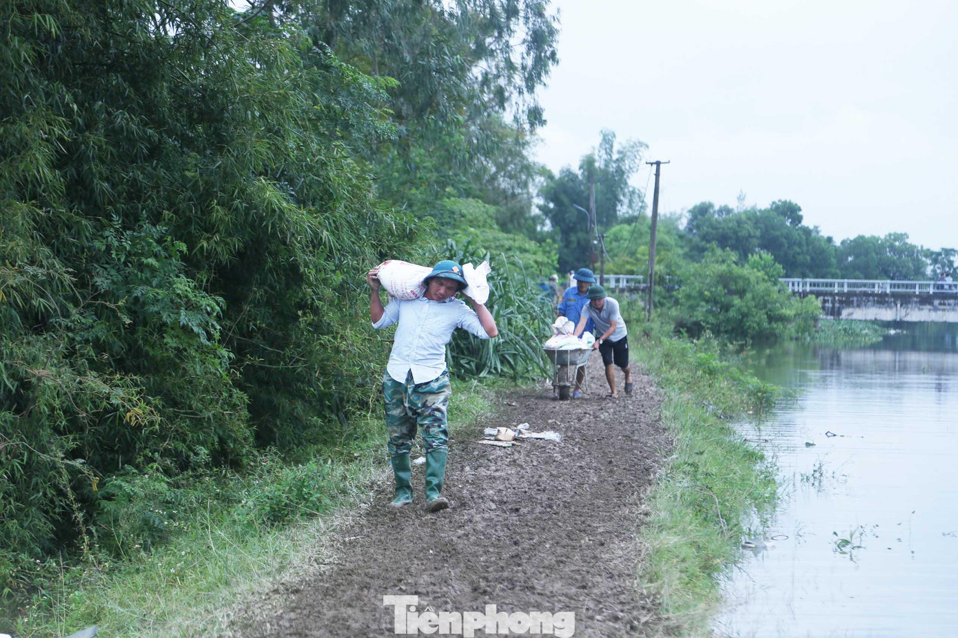 Là người đầu tiên phát hiện đê vỡ và báo cho chính quyền địa phương, ông Nguyễn Thành Long (SN 1967, trú xóm 7, xã Hưng Đạo) cho biết, tối 29/9, trong lúc ông đang kiểm tra vật nuôi thì bất ngờ phát hiện một đoạn đê kênh thấp bị vỡ. Ngay lập tức ông đã báo với xóm trưởng xóm 7.