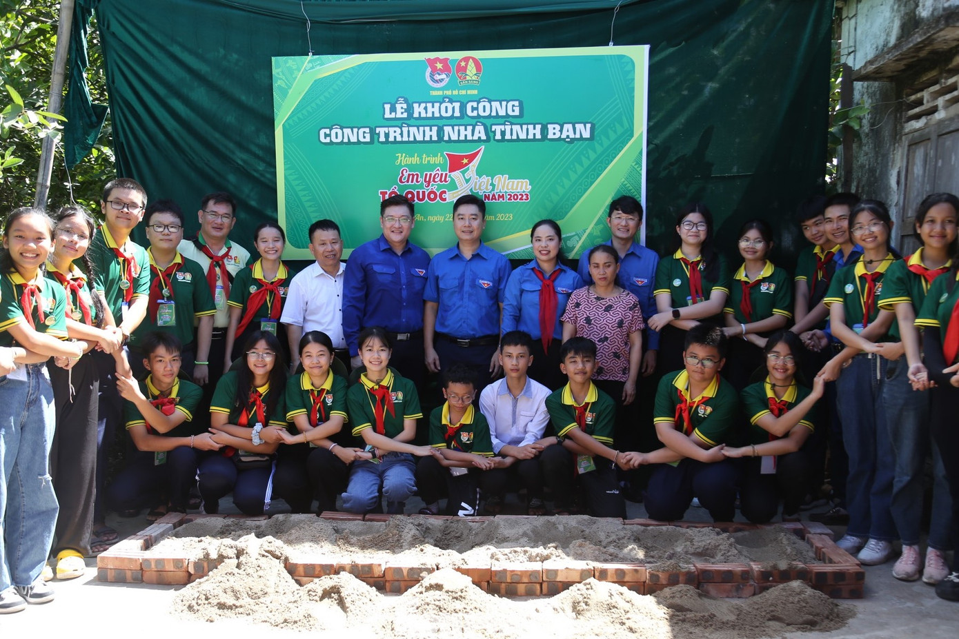 Một mái nhà vững chãi, khang trang sẽ giúp gia đình Đạt có cuộc sống tốt hơn.