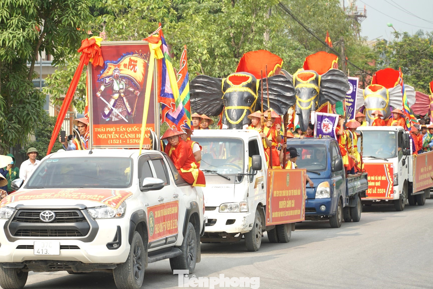 Lễ hội Thập niên sự lệ năm nay đặc biệt hơn vì được nhận bằng Di sản văn hóa phi vật thể quốc gia. Lễ hội này 10 năm mới diễn ra một lần (từ ngày 13-15/3 Âm lịch của các năm Giáp), nhằm tri ân công lao của Thái phó Tấn Quốc công Nguyễn Cảnh Hoan (1521-1576) cùng các đại thần là hậu duệ của dòng họ Nguyễn Cảnh tại đền thờ Nguyễn Cảnh Hoan (xã Tràng Sơn, huyện Đô Lương, Nghệ An).