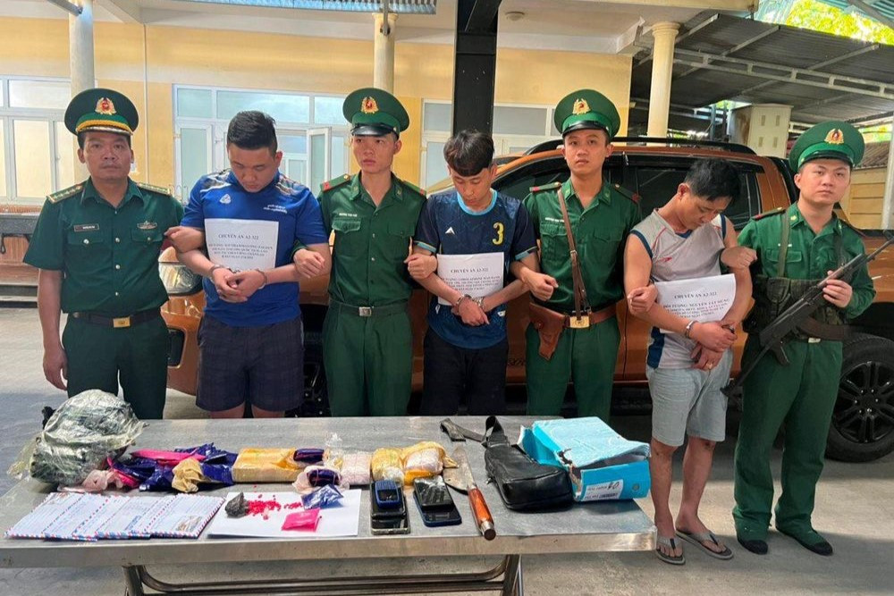 Các đối tượng Nguyễn Tất Hùng, Zaloun Southammavong và Maichanh Lobouaphone cùng tang vật thời điểm bị bắt giữ. Các đối tượng Nguyễn Tất Hùng, Zaloun Southammavong và Maichanh Lobouaphone cùng tang vật thời điểm bị bắt giữ.