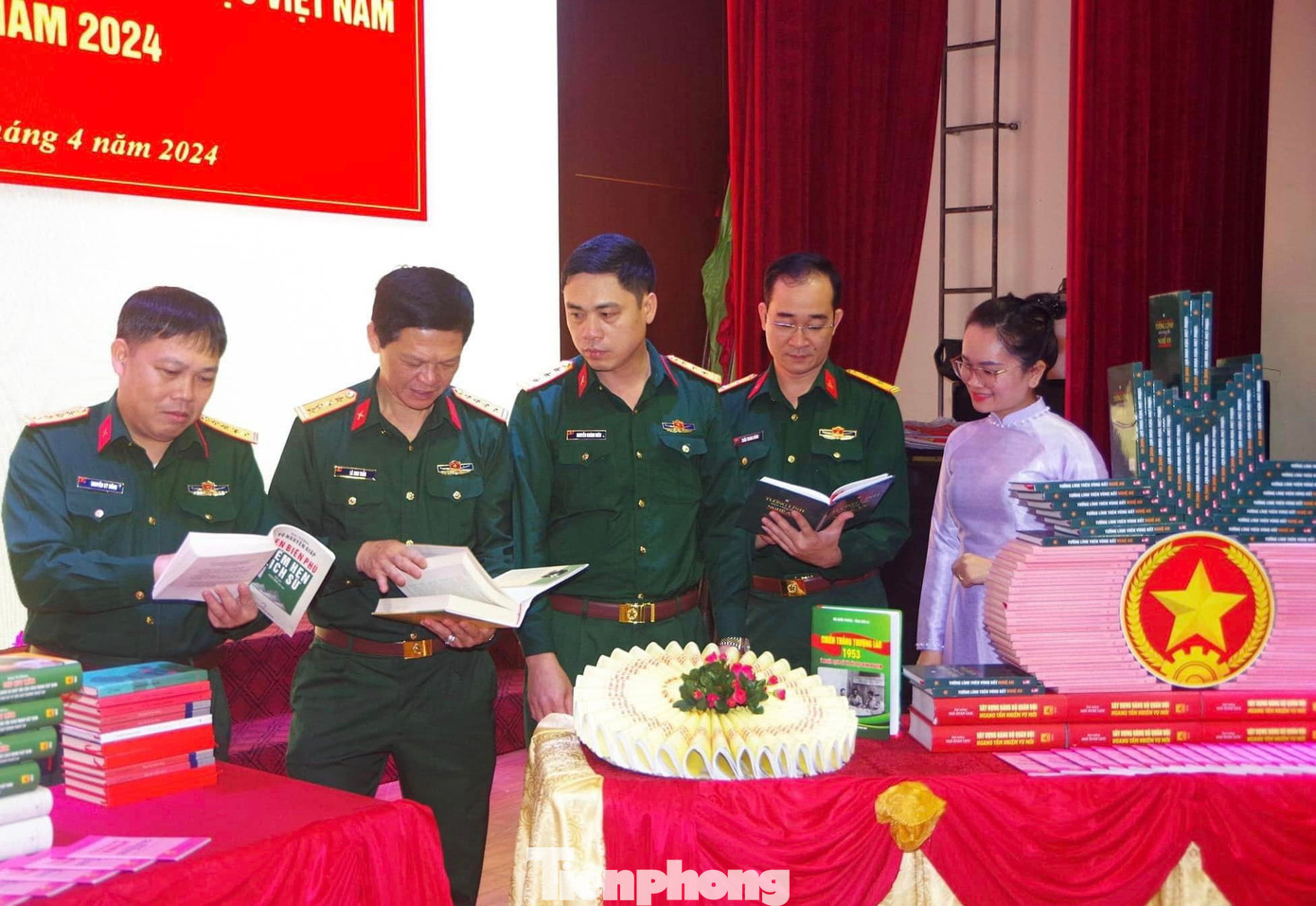 Với thông điệp “Sách hay cần bạn đọc”, “Sách quý tặng bạn”, “Tặng sách hay - Mua sách thật” và “Sách hay: Mắt đọc - Tai nghe”, thời gian qua, các chiến sĩ lực lượng vũ trang, bộ đội biên phòng tỉnh Nghệ An đã chủ động, sáng tạo tổ chức hoạt động hưởng ứng Ngày sách và văn hoá đọc Việt Nam.