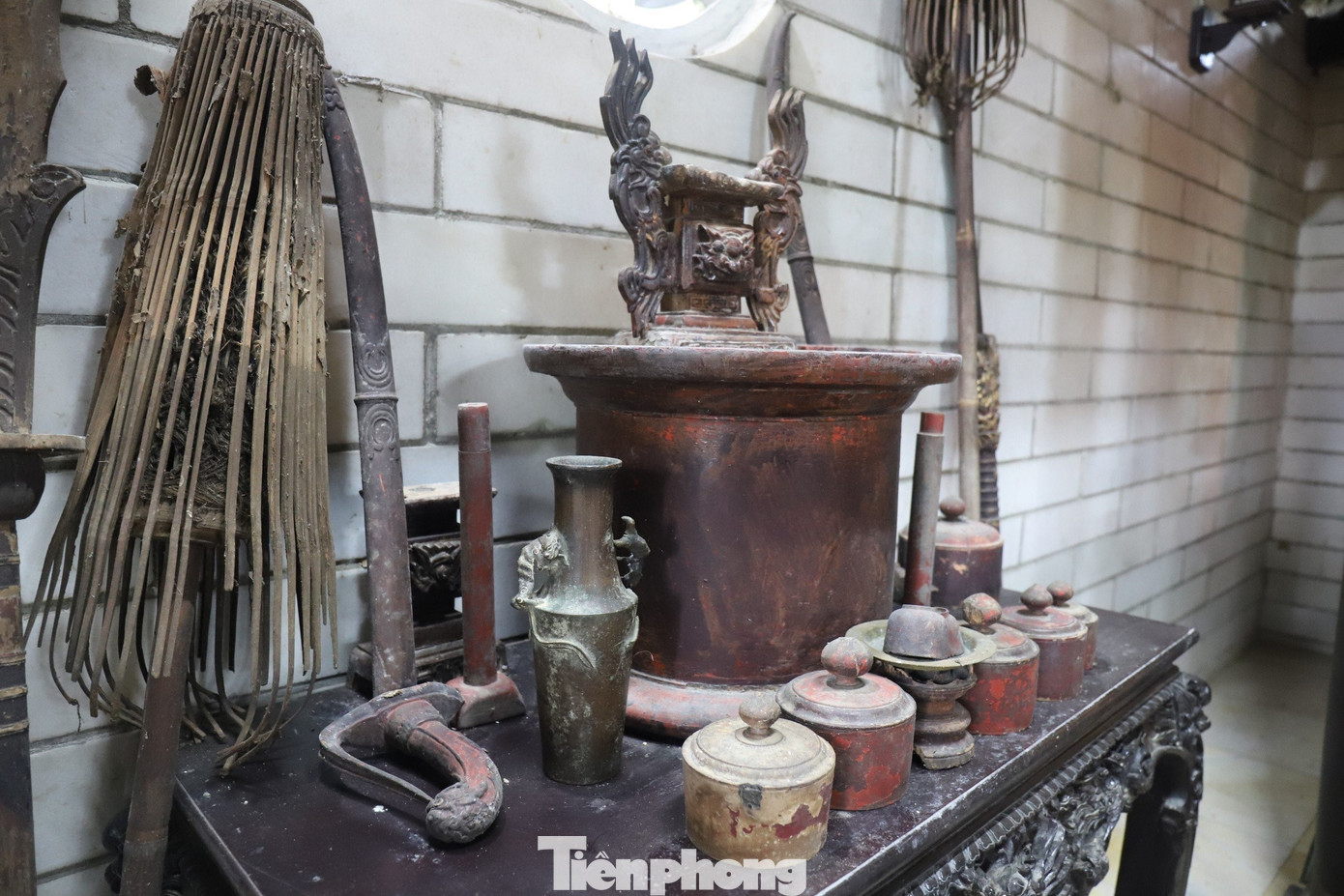 Tại đền Choọng còn lưu giữ nhiều cổ vật, các nhạc cụ như cồng chiêng, gắn liền với đời sống văn hóa của người dân vùng cao Nghệ An.