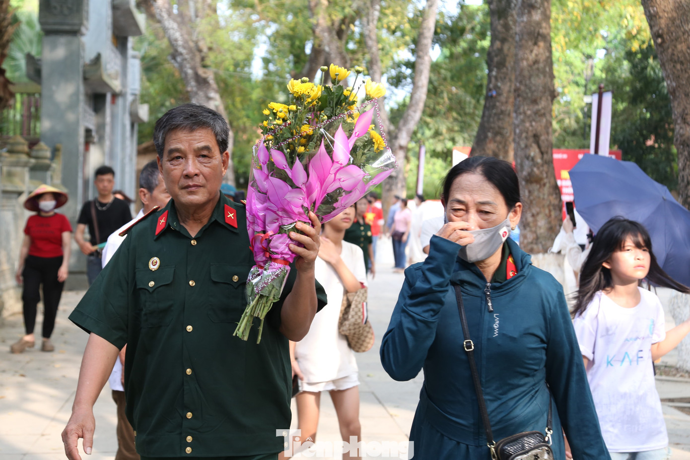 Các lối đi đều kín người. Trên tay họ là những bó hoa tươi thắm, thể hiện tấm lòng biết ơn vô hạn đối với Chủ tịch Hồ Chí Minh.