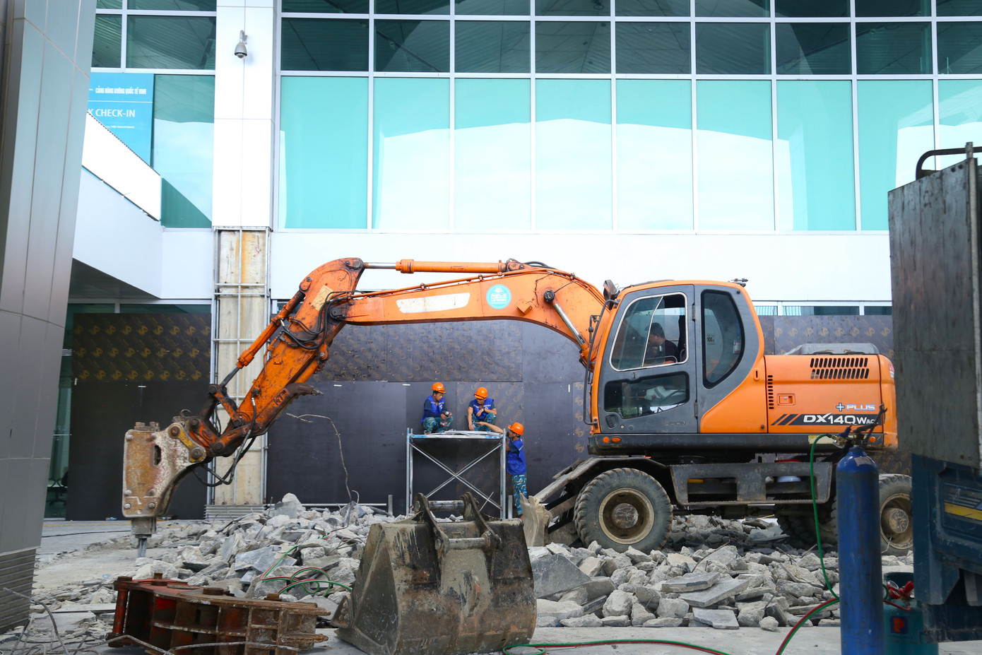 Nhà ga hành khách T1 cũng sẽ được mở rộng diện tích lên 13.200m2, nâng công suất phục vụ từ 2,75 triệu lên khoảng 3 - 3,5 triệu hành khách mỗi năm. Nhà ga hành khách T1 cũng sẽ được mở rộng diện tích lên 13.200m2, nâng công suất phục vụ từ 2,75 triệu lên khoảng 3 - 3,5 triệu hành khách mỗi năm.