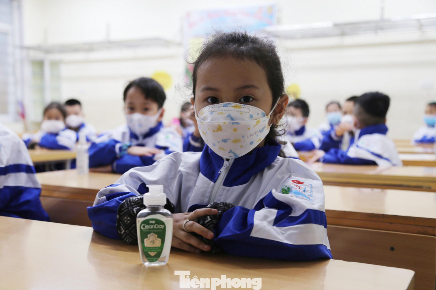 Tại mỗi lớp học đều trang bị khẩu trang và nước sát khuẩn. Theo quy định, tất cả học sinh phải đeo khẩu trang khi đến trường.