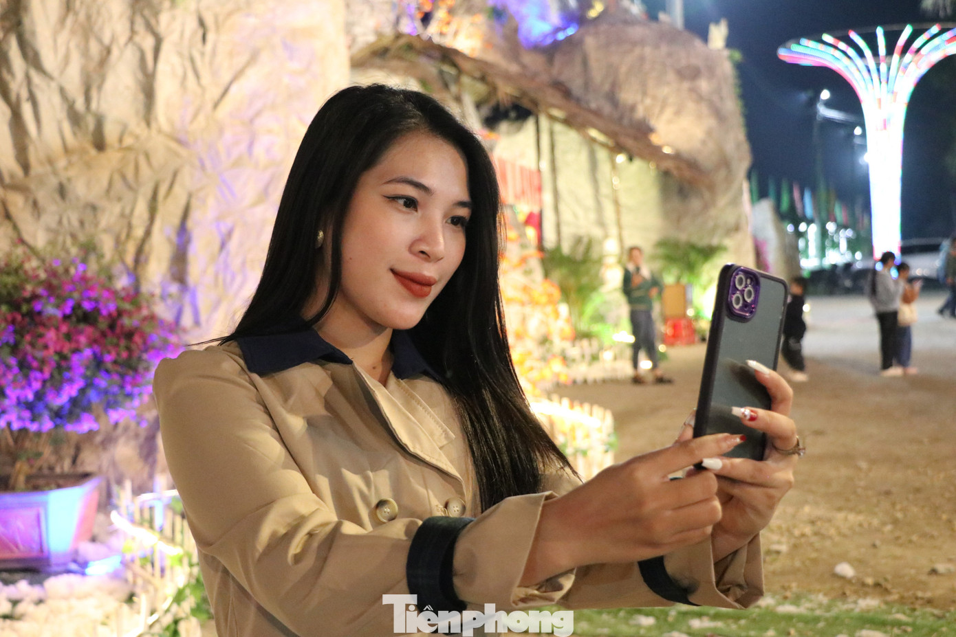 Dưới hiệu ứng của đèn led màu và các tiểu cảnh sống động, rực rỡ, các bạn trẻ tranh thủ lưu lại hình ảnh một mùa Giáng sinh ấm áp, an lành.