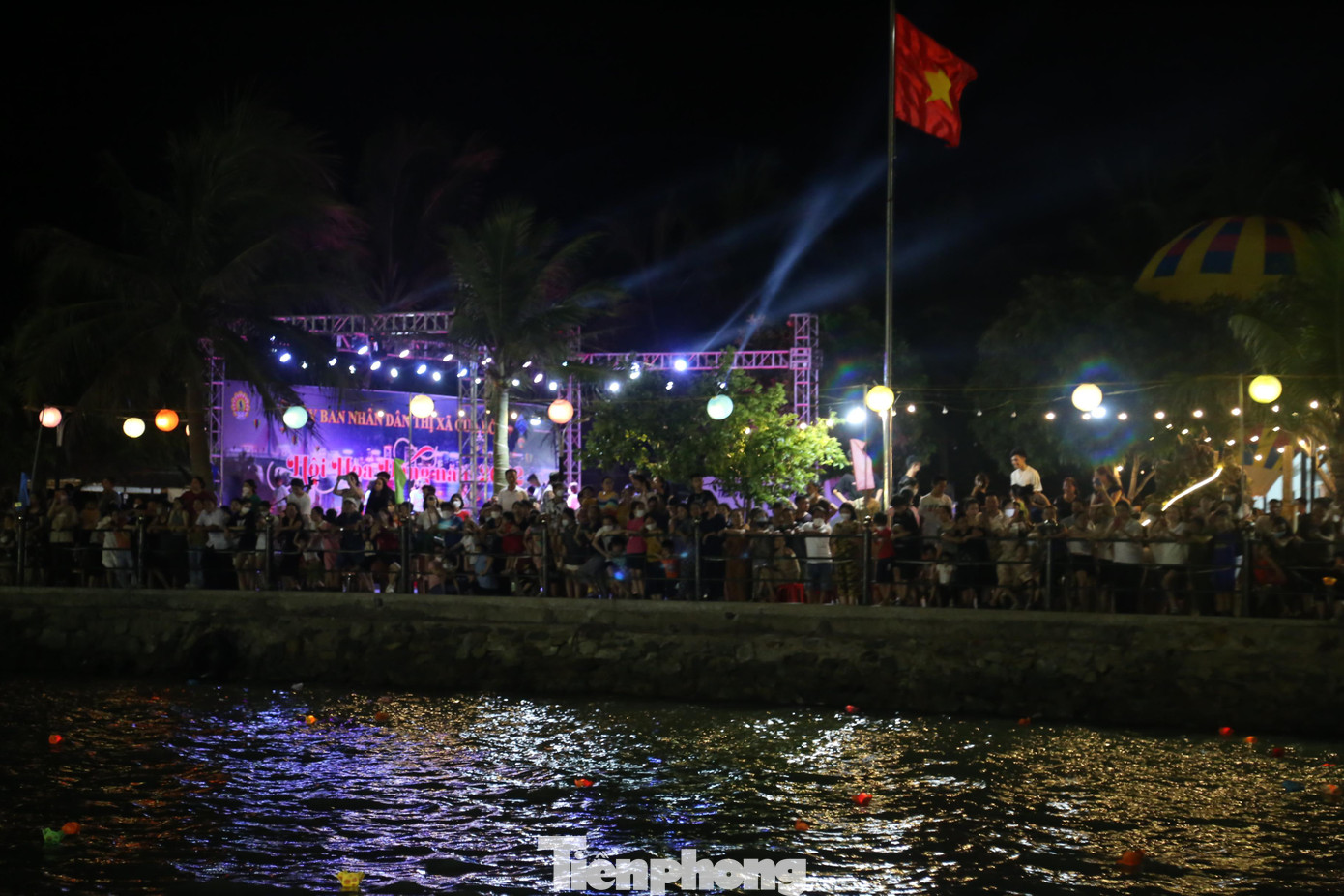 Hàng nghìn người dân dự Hội hoa đăng bên dòng Lam Giang - Cửa Hội Hàng nghìn người dân dự Hội hoa đăng bên dòng Lam Giang - Cửa Hội