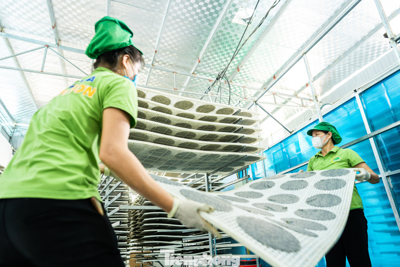 “Chúng tôi phân công nhau, tôi phụ trách sản xuất còn Phương sẽ phụ trách mảng thị trường. Người làm sản xuất sẽ lo khâu nguyên liệu đầu; chế biến; đóng gói sao cho đẹp. Người làm thị trường sẽ khảo sát nhu cầu, thị hiếu của khách; xây dựng mạng lưới cộng tác viên, đại lý, kết nối để có mặt tại các gian hàng, siêu thị…”, anh Thắng cho hay.