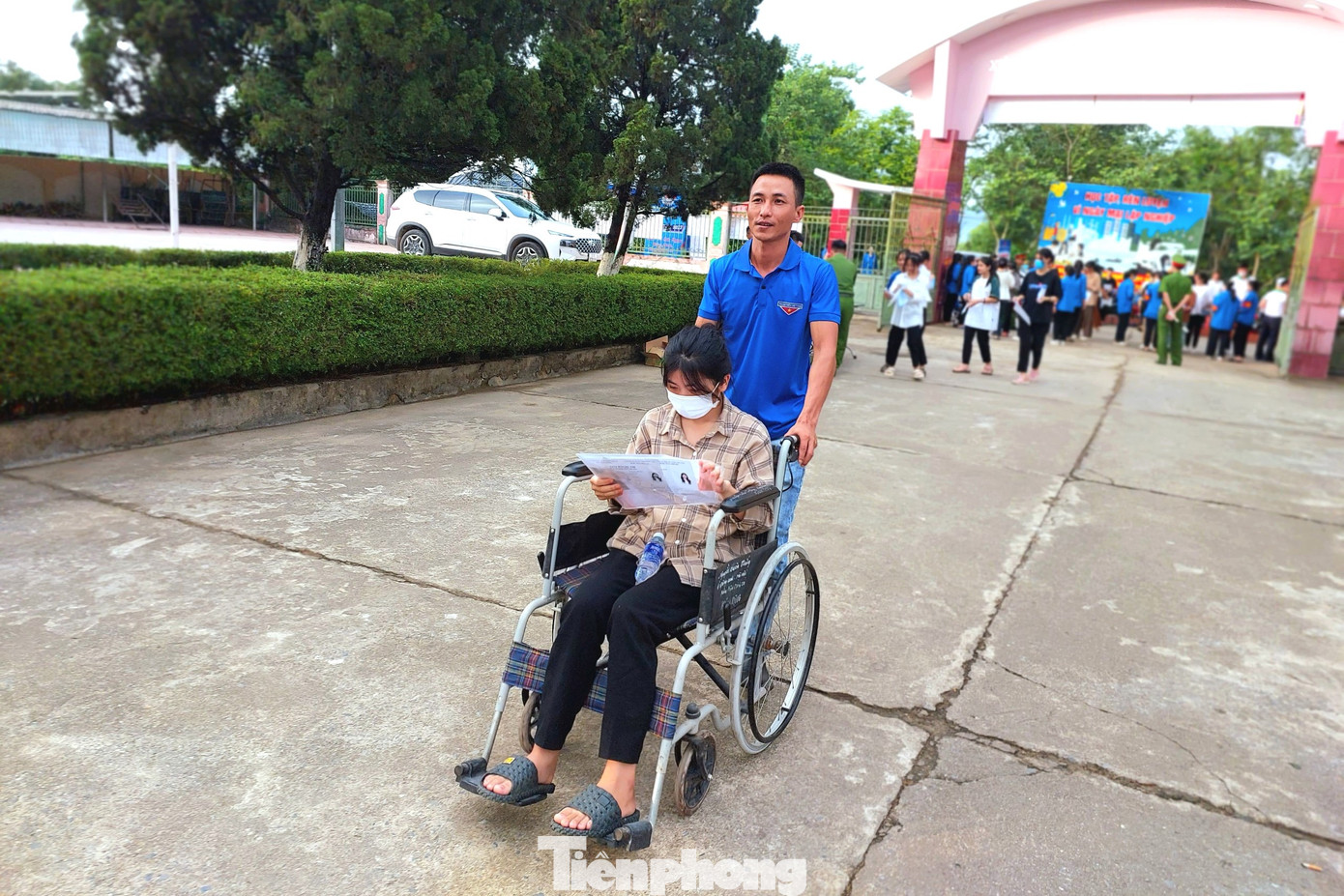 Cũng tại điểm thi này, đoàn thanh niên huyện Thanh Chương hỗ trợ em Lê Thu Quyên (SN 2005, trú xóm Liên Đức, xã Thanh Liên, huyện Thanh Chương) đến điểm thi. Quyên vừa mổ ruột thừa về chiều hôm qua (27/6). Cũng tại điểm thi này, đoàn thanh niên huyện Thanh Chương hỗ trợ em Lê Thu Quyên (SN 2005, trú xóm Liên Đức, xã Thanh Liên, huyện Thanh Chương) đến điểm thi. Quyên vừa mổ ruột thừa về chiều hôm qua (27/6).