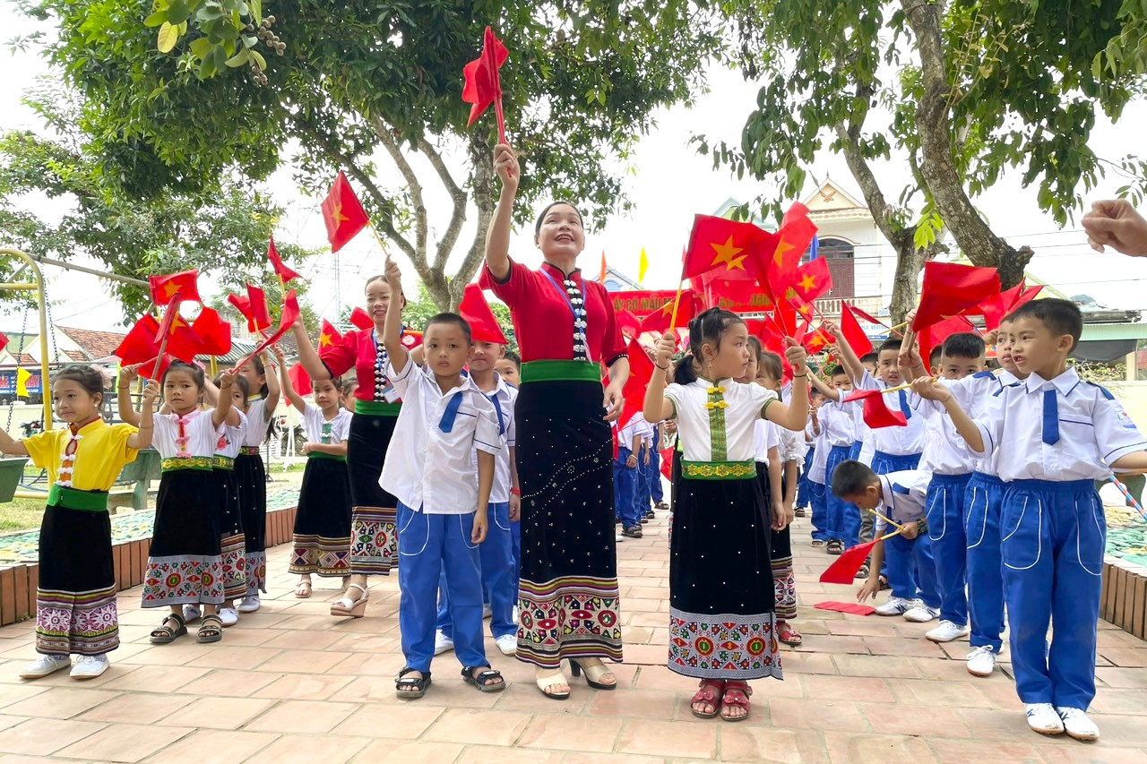 Hân hoan chào đón các em học sinh lớp 1.
