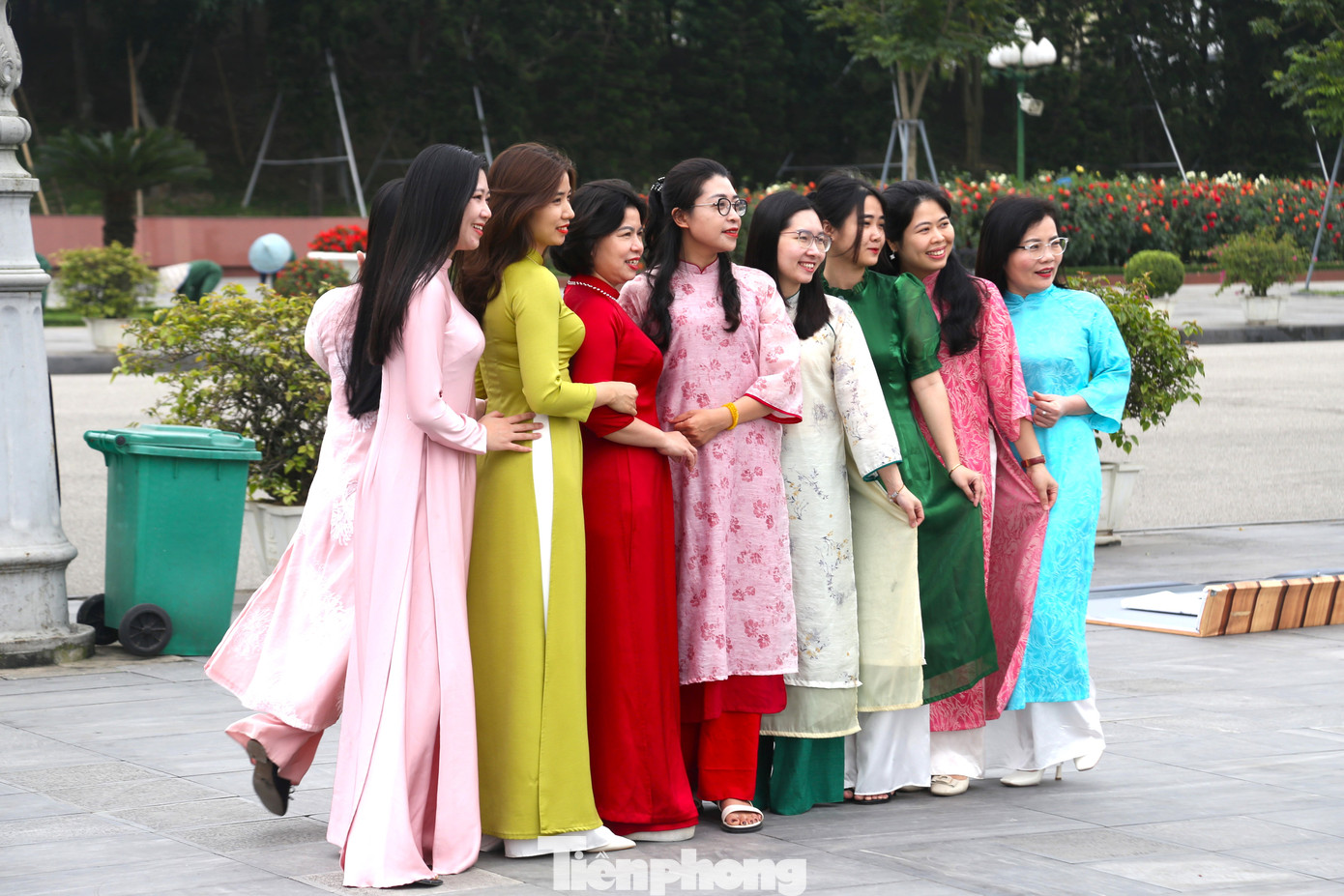 Nếu như trước đây, người phụ nữ chỉ mặc áo dài trong những dịp lễ trọng đại, hiện nay áo dài được chị em diện thường xuyên. Trong nhiều trường học, công sở, áo dài trở thành đồng phục. Tại một số địa phương, các nữ cán bộ, công chức, viên chức thực hiện mặc áo dài các ngày trong tuần.