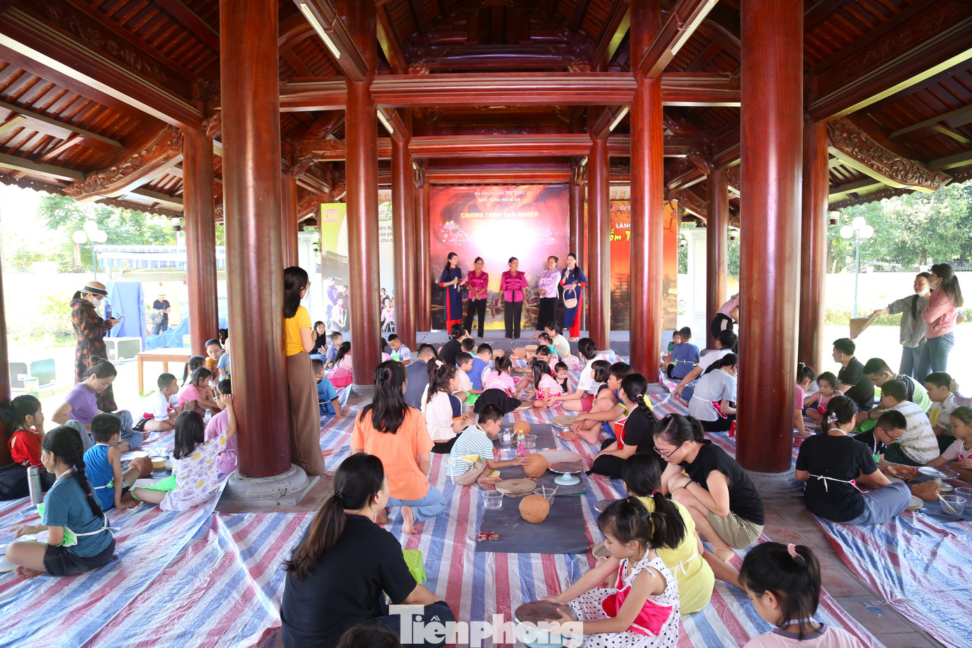 Ngày 26/5, Bảo tàng Nghệ An tổ chức chương trình trải nghiệm “Đất nở hoa”, làm nghề gốm truyền thống, thu hút rất đông các bạn nhỏ trên địa bàn tham gia. Ngày 26/5, Bảo tàng Nghệ An tổ chức chương trình trải nghiệm “Đất nở hoa”, làm nghề gốm truyền thống, thu hút rất đông các bạn nhỏ trên địa bàn tham gia.