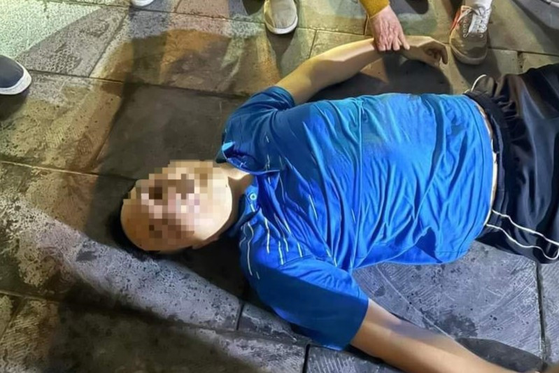 Người dân phát hiện anh T.A trên vỉa hè TP Vinh, Nghệ An