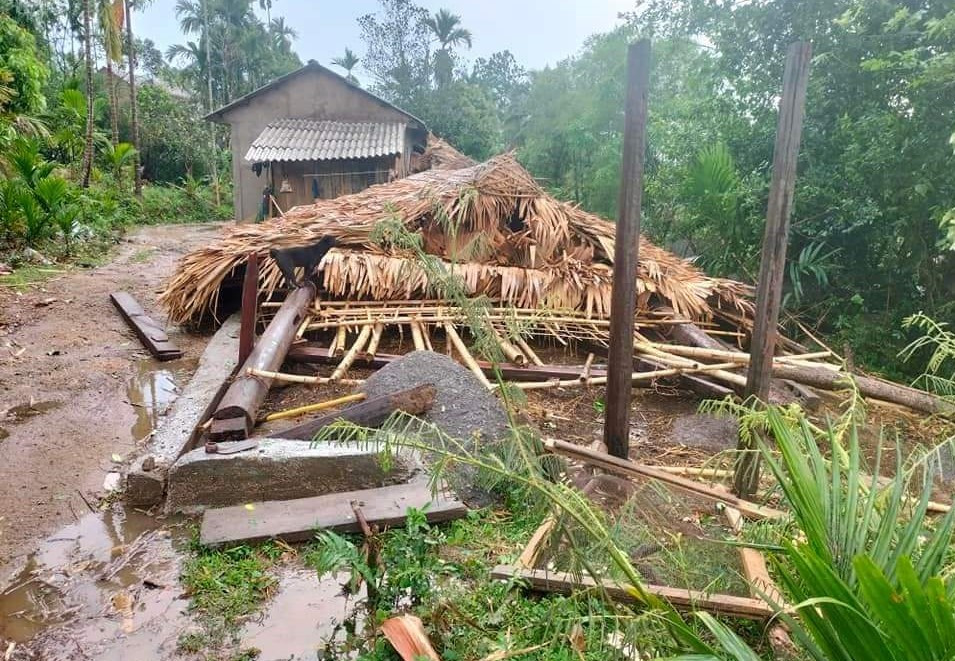 Chuồng trâu của một hộ dân ở xã Châu Kim đổ sập hoàn toàn. Chuồng trâu của một hộ dân ở xã Châu Kim đổ sập hoàn toàn.