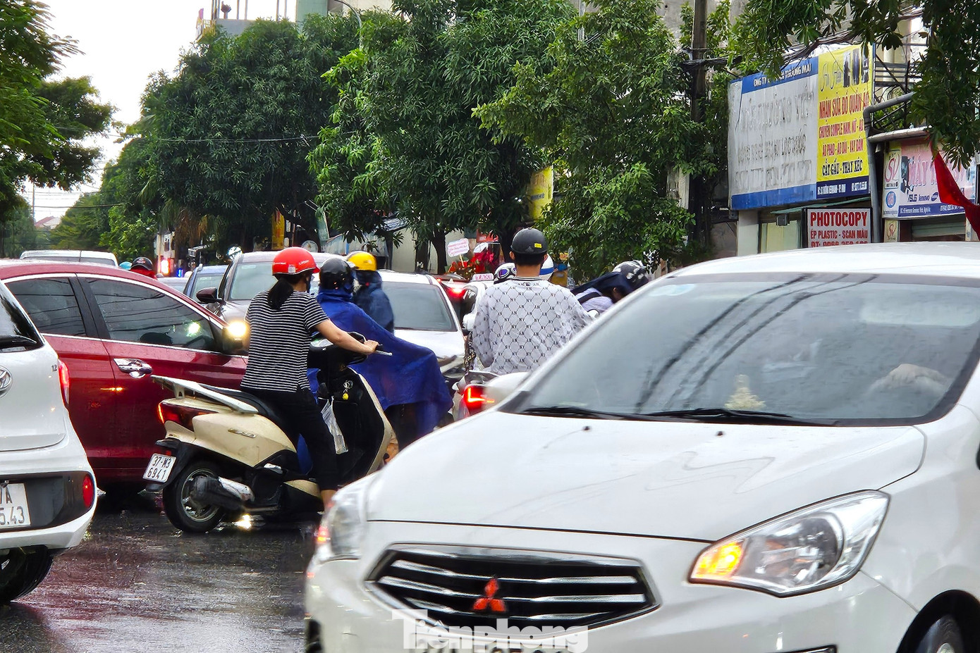 Nhiều xe cộ cố gắng tìm "lối thoát".