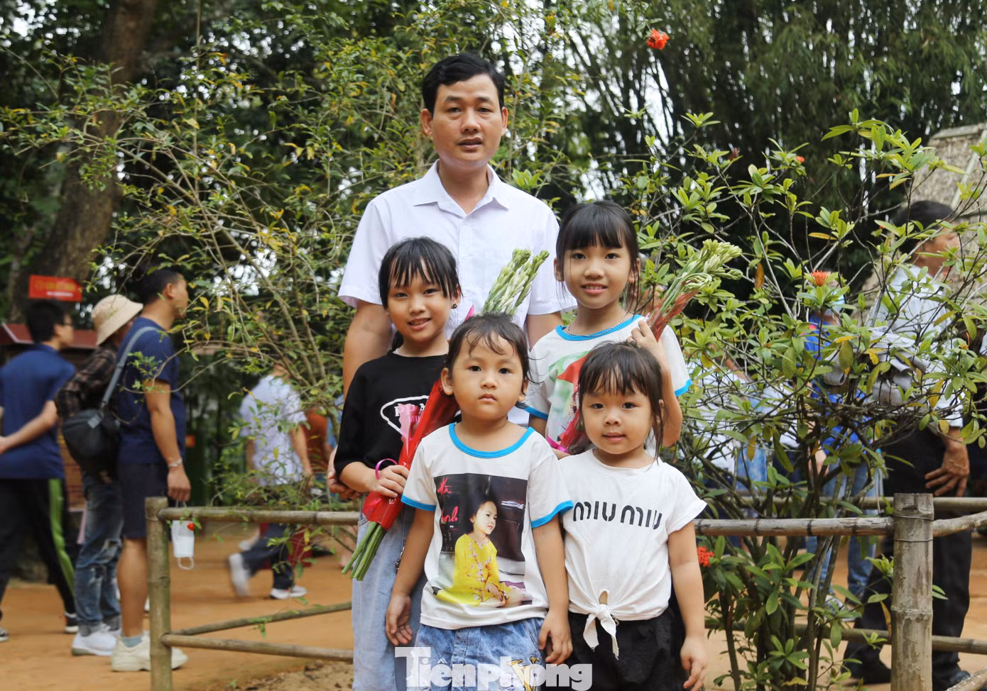 Cầm trên tay bó hoa tươi thắm, em Hoàng Thị Liên (10 tuổi, trú ở huyện Đô Lương, Nghệ An) cho biết em rất vui và xúc động khi được về thăm quê Bác.