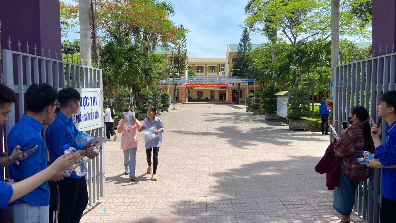 Học sinh dự thi kỳ thi tuyển sinh lớp 10 THPT tại Trường THPT Nam Đàn 2