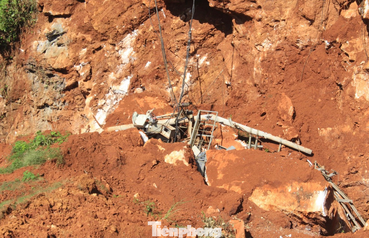 Trạm biến áp hạ thế của Công ty TNHH Khoáng sản Phục Sơn bị vùi lấp sau sự cố sạt lở Trạm biến áp hạ thế của Công ty TNHH Khoáng sản Phục Sơn bị vùi lấp sau sự cố sạt lở