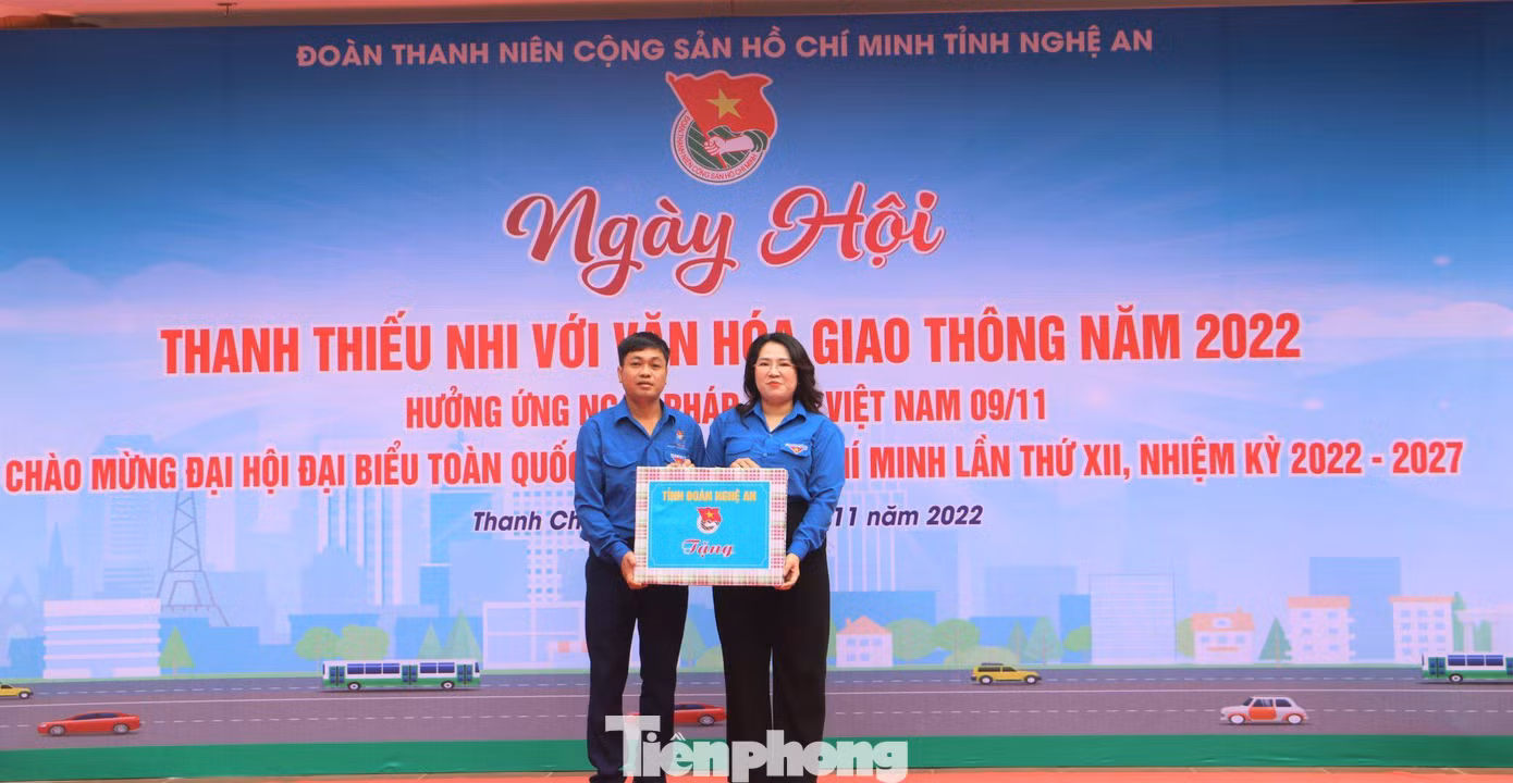 Phó Bí thư Tỉnh Đoàn Nghệ An cũng kêu gọi các bạn trẻ hãy phát huy vai trò gương mẫu, đi đầu trong thực hiện pháp luật về an toàn giao thông. Tích cực tham gia hưởng ứng cuộc vận động “Thanh niên với văn hóa giao thông” tập trung vào những hành động cụ thể, thiết thực, như: Không uống rượu bia khi tham gia giao thông; đội mũ bảo hiểm đạt chuẩn khi tham gia giao thông,... Phó Bí thư Tỉnh Đoàn Nghệ An cũng kêu gọi các bạn trẻ hãy phát huy vai trò gương mẫu, đi đầu trong thực hiện pháp luật về an toàn giao thông. Tích cực tham gia hưởng ứng cuộc vận động “Thanh niên với văn hóa giao thông” tập trung vào những hành động cụ thể, thiết thực, như: Không uống rượu bia khi tham gia giao thông; đội mũ bảo hiểm đạt chuẩn khi tham gia giao thông,...
