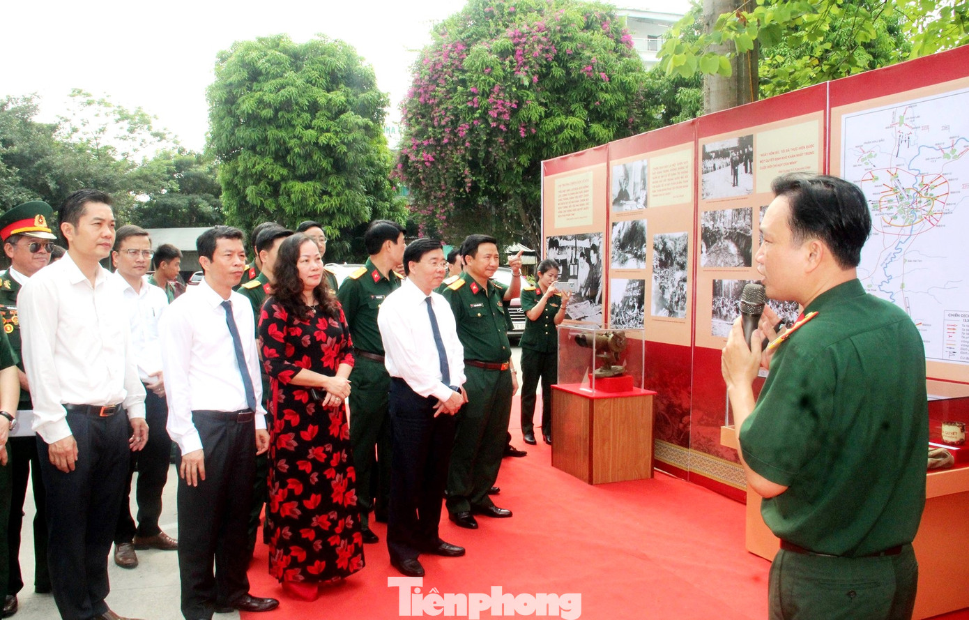 Trong chuỗi các hoạt động chào mừng 70 năm Chiến thắng Điện Biên Phủ, Cục Chính trị Quân khu 4 và tỉnh Nghệ An tổ chức triển lãm chuyên đề “Điện Biên Phủ - một thiên sử vàng”. Triển lãm trưng bày hơn 160 hình ảnh cùng 30 hiện vật của các anh hùng, liệt sĩ, thanh niên xung phong, dân công hoả tuyến tham gia chiến dịch Điện Biên Phủ, thể hiện trên 33 tấm pa nô với 4 nội dung chính: Điện Biên Phủ - Một thiên sử vàng; Quân và dân Quân khu 4 với chiến thắng Điện Biên Phủ; Âm vang Điện Biên Phủ; Phát huy tinh thần “Quyết chiến, quyết thắng” của Điện Biên Phủ.