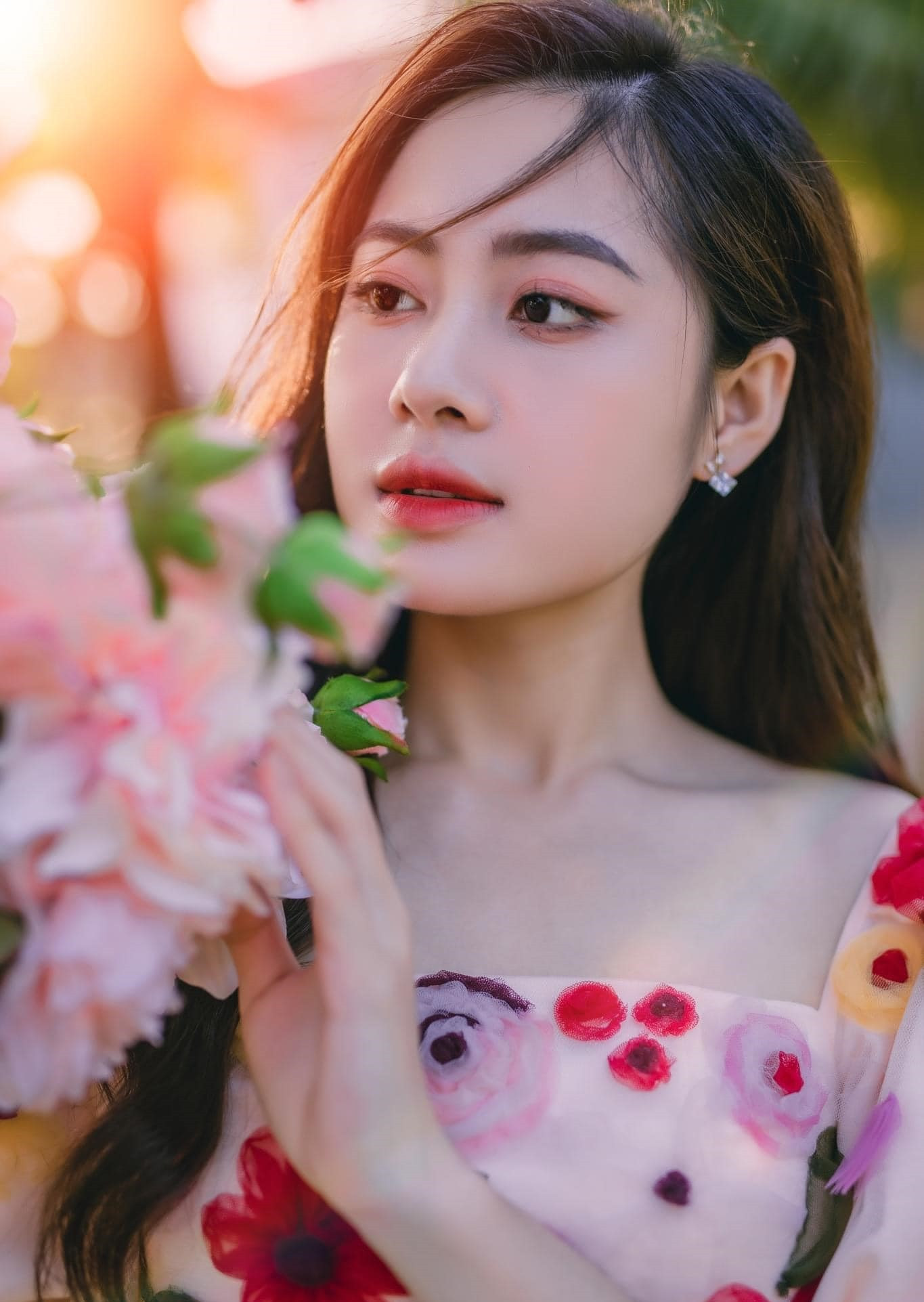 Nhật Mai sở hữu đôi mắt to, gương mặt thanh tú