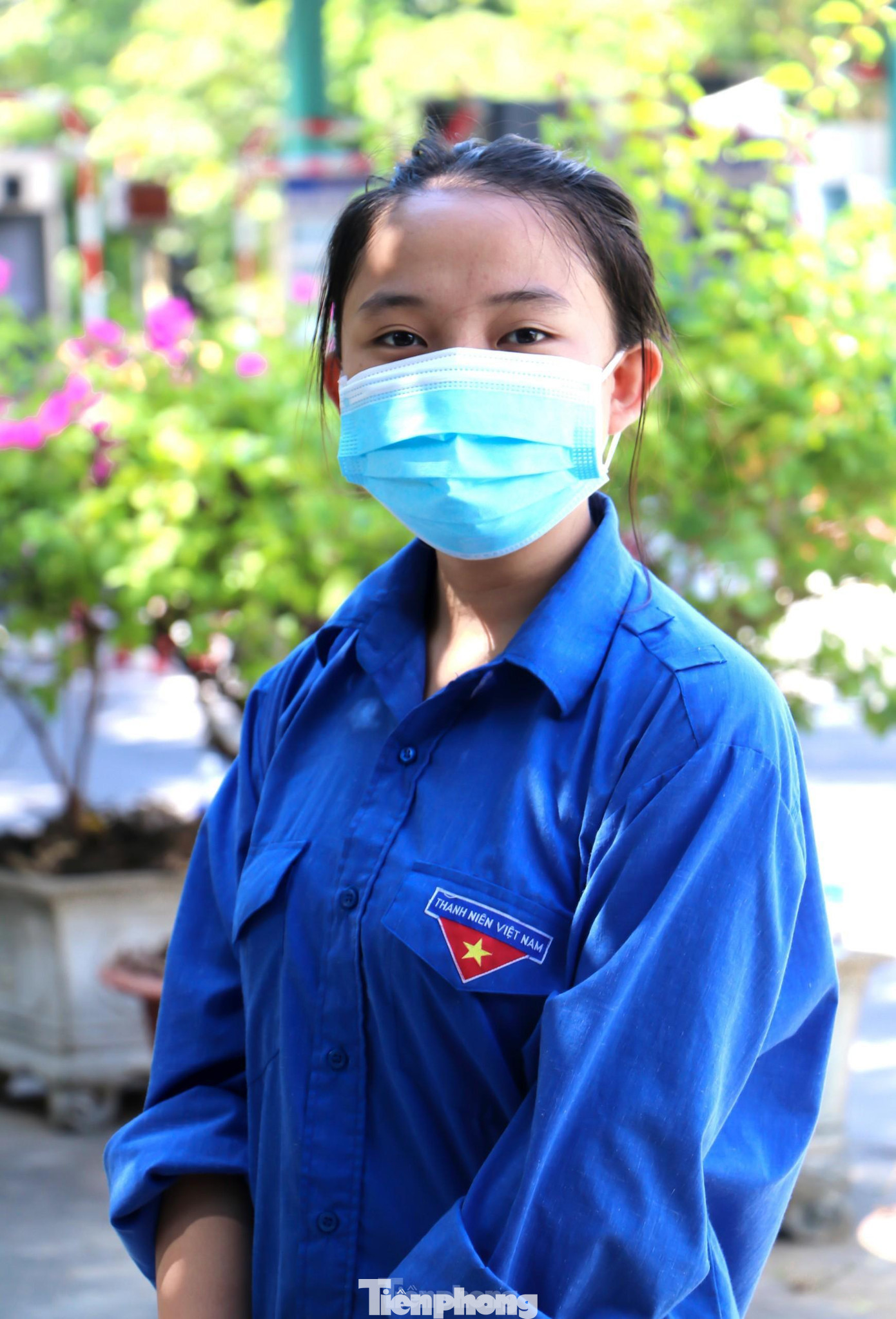 Lê Thị Huyền Lương (16 tuổi), tình nguyện viên nhỏ tuổi nhất tại chốt kiểm soát cầu Bến Thuỷ.