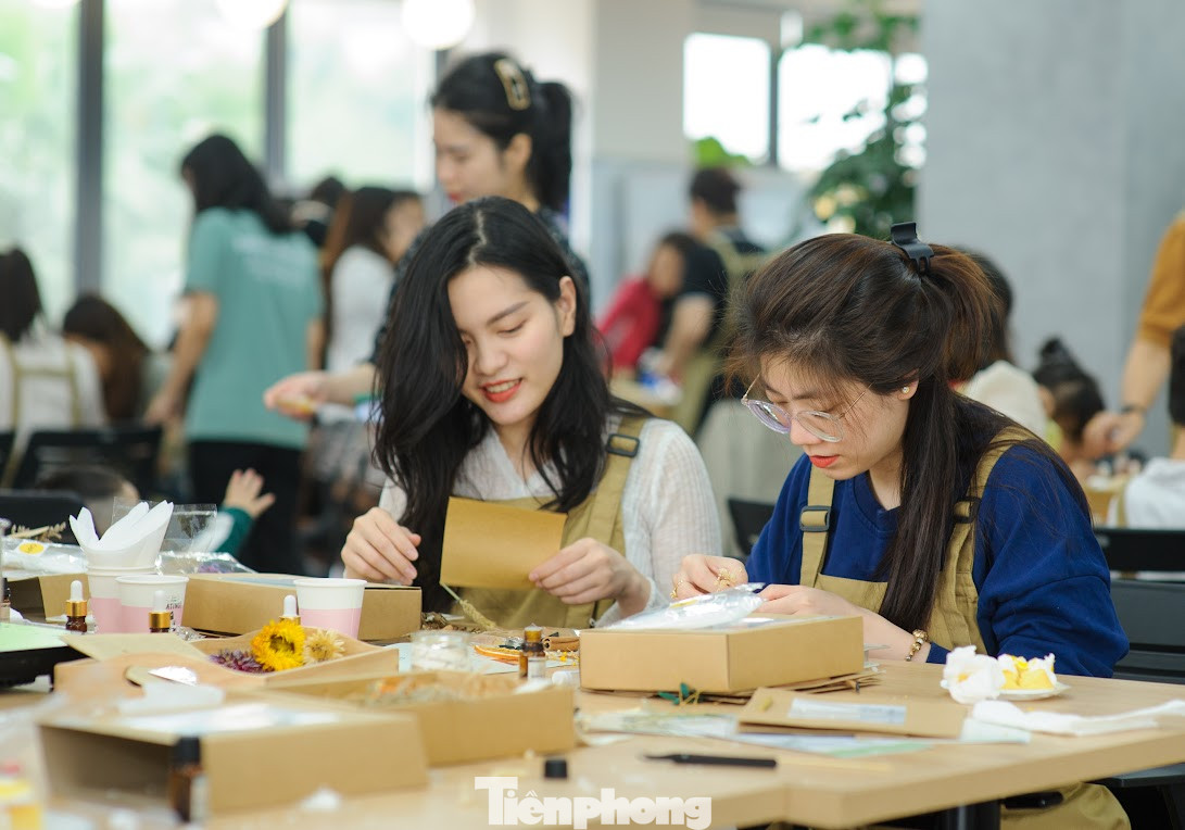 Các bạn còn được hướng dẫn cách làm nến thơm. Mọi dụng cụ, đồ vật đều có sẵn, bạn có thể tự chọn sáp, mùi hương, bấc nến và sẽ được tự tay đun sáp, trang trí và gói nến để làm quà.