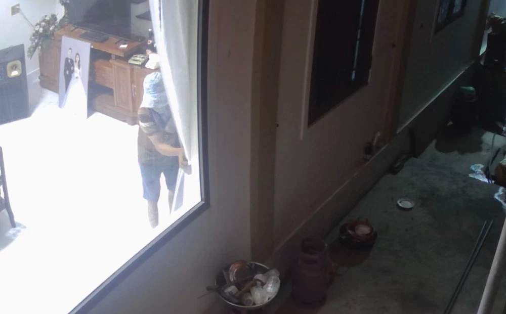 Hình ảnh trích xuất camera ghi lại cảnh người phụ nữ lẻn vào nhà anh A. trộm vàng, phong bì mừng cưới