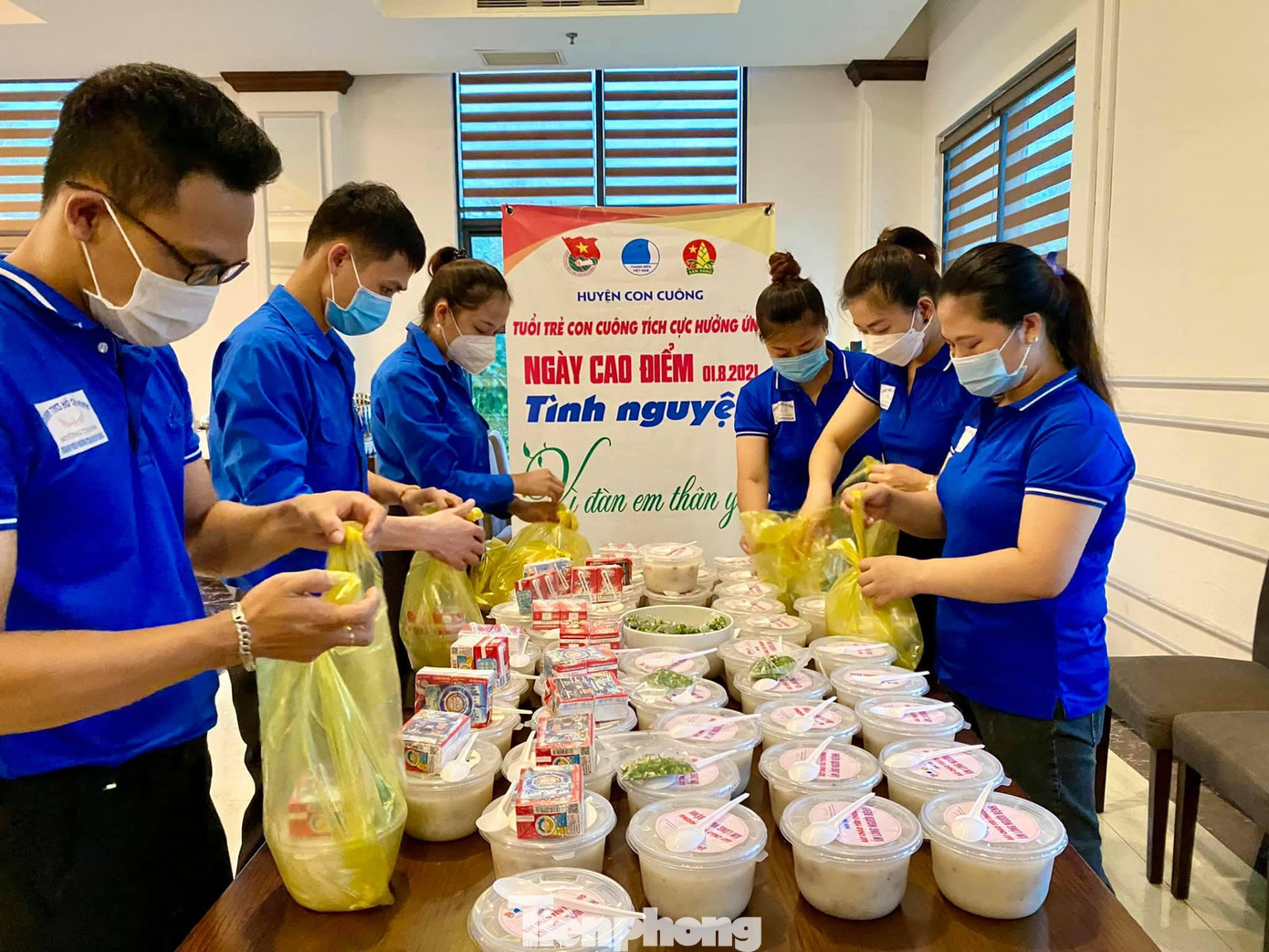 Mỗi suất cháo kèm theo sữa tươi, động viên các bệnh nhi chiến thắng bệnh tật. Mỗi suất cháo kèm theo sữa tươi, động viên các bệnh nhi chiến thắng bệnh tật.