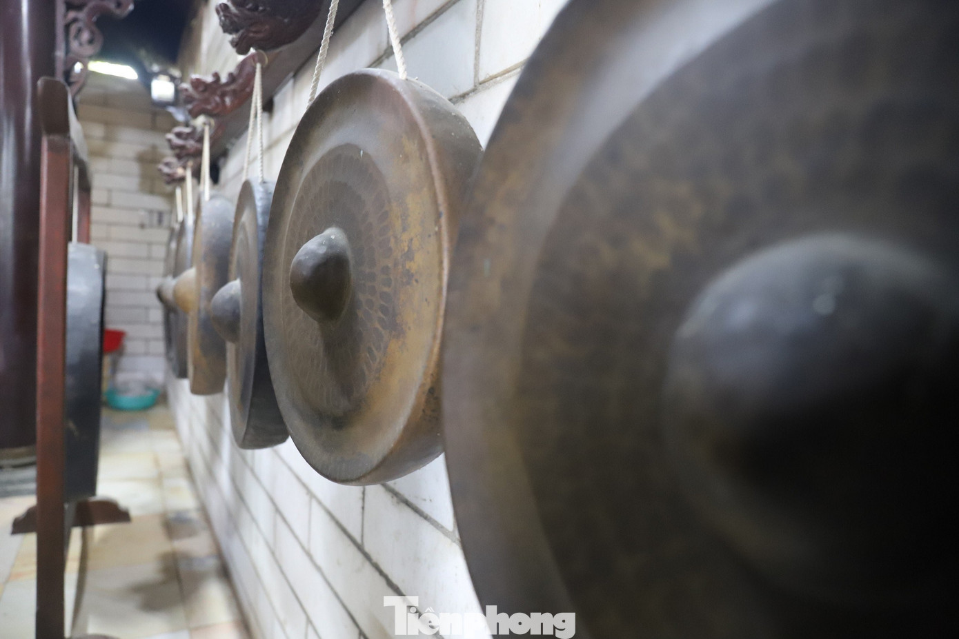 Tại đền Choọng còn lưu giữ nhiều cổ vật, các nhạc cụ như cồng chiêng, gắn liền với đời sống văn hóa của người dân vùng cao Nghệ An.