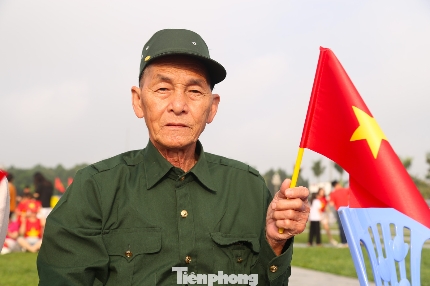 Vượt hàng chục km từ huyện Đô Lương xuống thành phố Vinh, cựu chiến binh Lê Thế Sơn (74 tuổi, trú xã Mỹ Sơn, huyện Đô Lương) cho biết, ông từng tham gia chiến trường Campuchia. Ông chia sẻ niềm tự hào khi được xem lễ diễu binh, diễu hành chào mừng 50 năm ngày giải phóng miền Nam, thống nhất đất nước. “Từng là người lính cầm súng chiến đấu trên chiến trường, từng chứng kiến đồng đội hy sinh, vì thế tôi hiểu giá trị của hòa bình, độc lập, tự do. Nhìn thấy mọi người xung quanh háo hức chờ xem duyệt binh, tôi càng thấy thêm tin vào con đường mà Đảng, Bác Hồ đã chọn, thêm tự hào vào truyền thống yêu nước, tinh thần dân tộc của nhân dân ta”, cựu chiến binh Lê Thế Sơn chia sẻ.