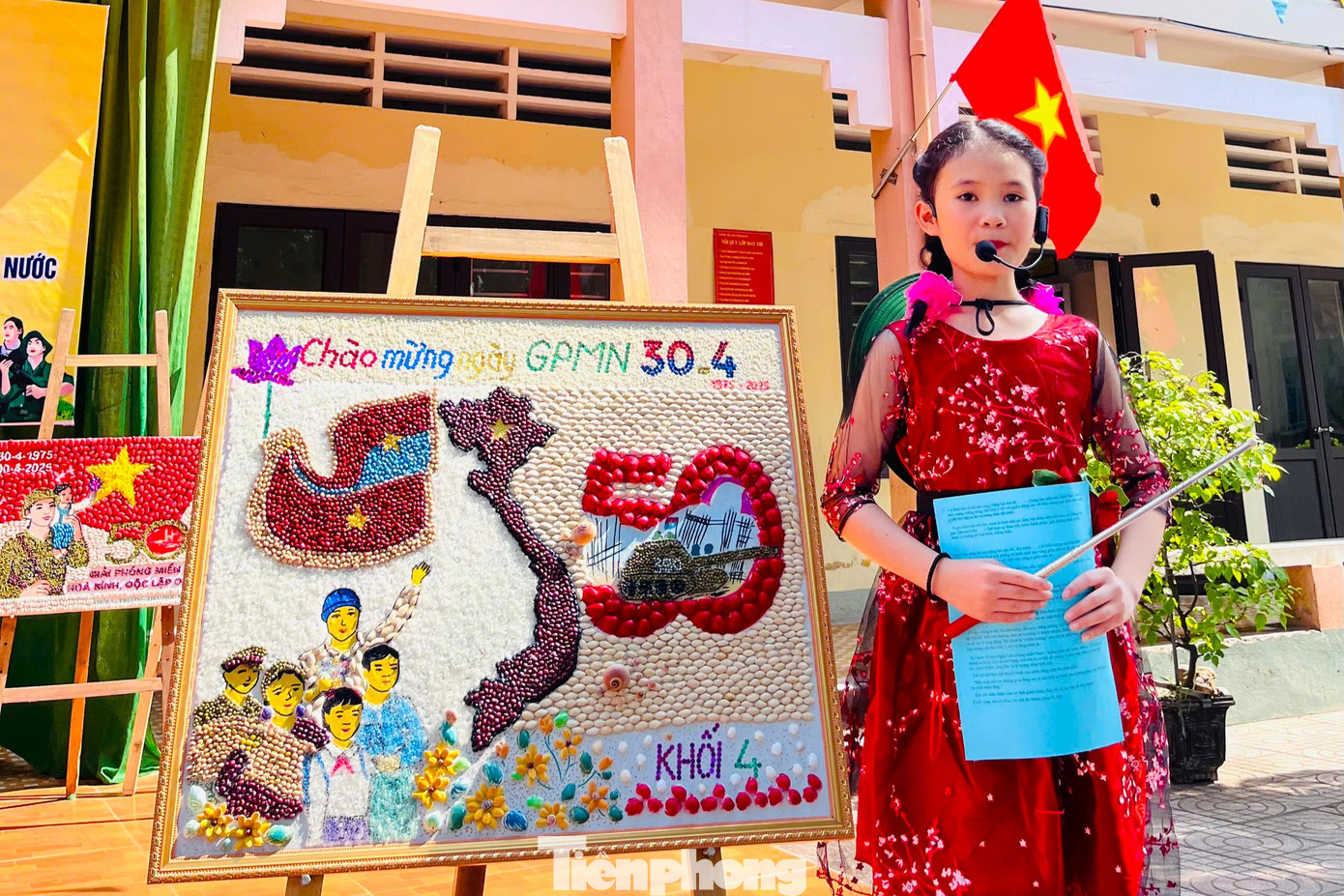 Tại đây, học sinh khối lớp 1 đến lớp 5 sẽ lần lượt thuyết trình các bức tranh được “vẽ” bằng hạt gắn liền với nội dung kỷ niệm 50 năm Ngày Giải phóng miền Nam, thống nhất đất nước. Từ các loại hạt như hạt đậu, gạo, vừng, mè,…, các em đã sáng tạo, thiết kế ra những bức tranh sống động, ý nghĩa, thể hiện được tinh thần đoàn kết, ý chí quyết chiến, quyết thắng của nhân dân Việt Nam trong sự nghiệp đấu tranh giải phóng dân tộc, thống nhất đất nước.