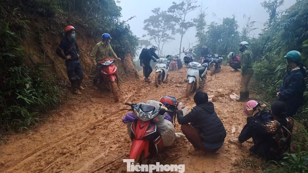 Không điện lưới, không sóng điện thoại, không mạng intertnet, không trạm y tế, không nhà công vụ là những gì đang diễn ra tại điểm trường Huồi Mới. Những tháng mưa lũ, sạt lở, các thầy giáo tại đây đã quen với cảnh hết lương thực, thực phẩm, phải vào rừng hái măng, xuống suối xúc cá để có cái ăn qua ngày.