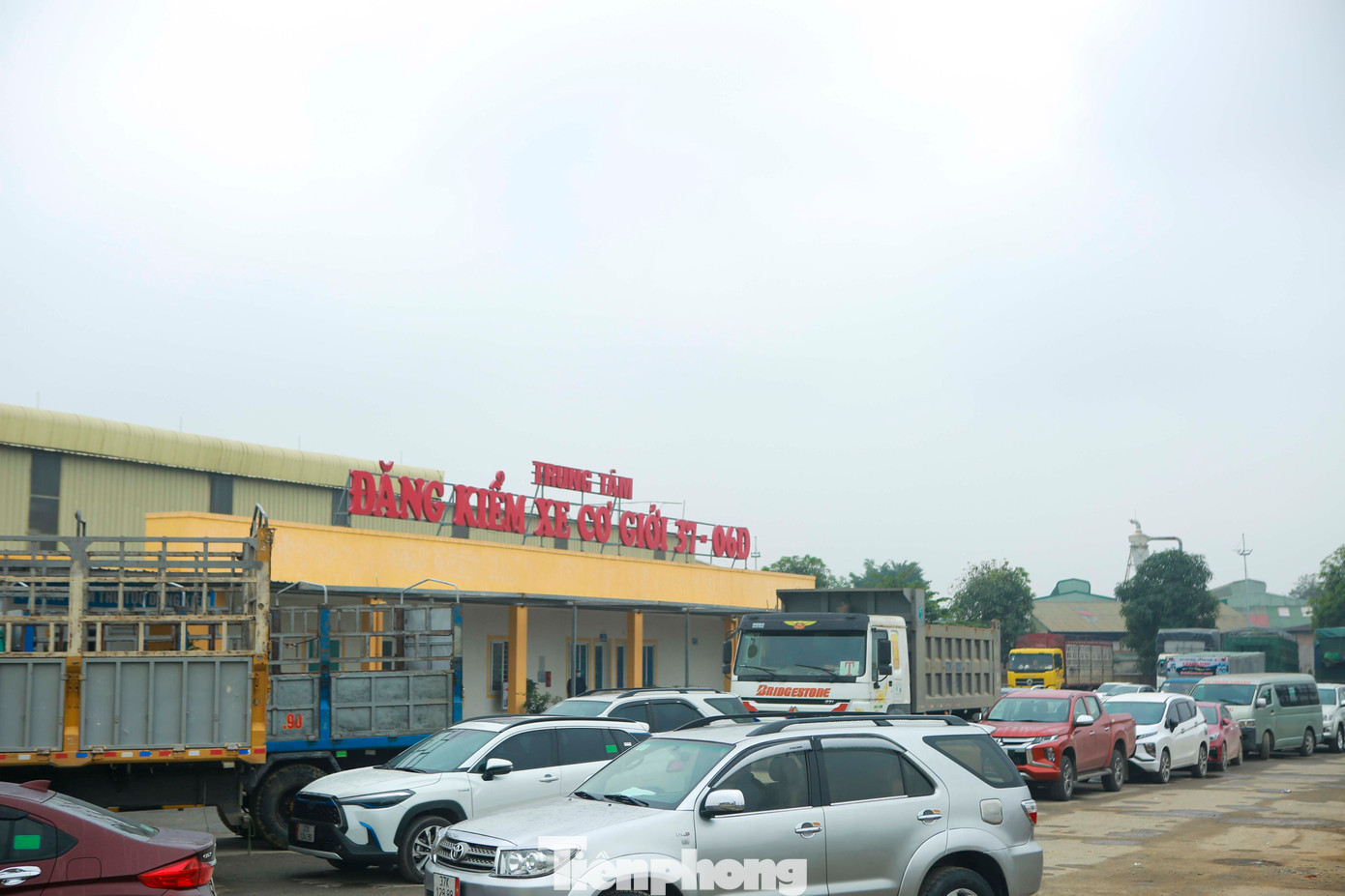 Từ sáng sớm, hàng trăm phương tiện đã xếp hàng dài tại Trung tâm đăng kiểm xe cơ giới 3706D – Nghệ An (huyện Đô Lương, Nghệ An). Đang đợi ngoài cổng Trung tâm đăng kiểm, anh Lưu Thanh Bình – lái xe cho Xí nghiệp chè Bãi Phủ (huyện Anh Sơn, Nghệ An) cho biết, dù đã đi từ 1h sáng để xếp hàng nhưng đến chiều vẫn chưa đến lượt đăng kiểm. Từ sáng sớm, hàng trăm phương tiện đã xếp hàng dài tại Trung tâm đăng kiểm xe cơ giới 3706D – Nghệ An (huyện Đô Lương, Nghệ An). Đang đợi ngoài cổng Trung tâm đăng kiểm, anh Lưu Thanh Bình – lái xe cho Xí nghiệp chè Bãi Phủ (huyện Anh Sơn, Nghệ An) cho biết, dù đã đi từ 1h sáng để xếp hàng nhưng đến chiều vẫn chưa đến lượt đăng kiểm.