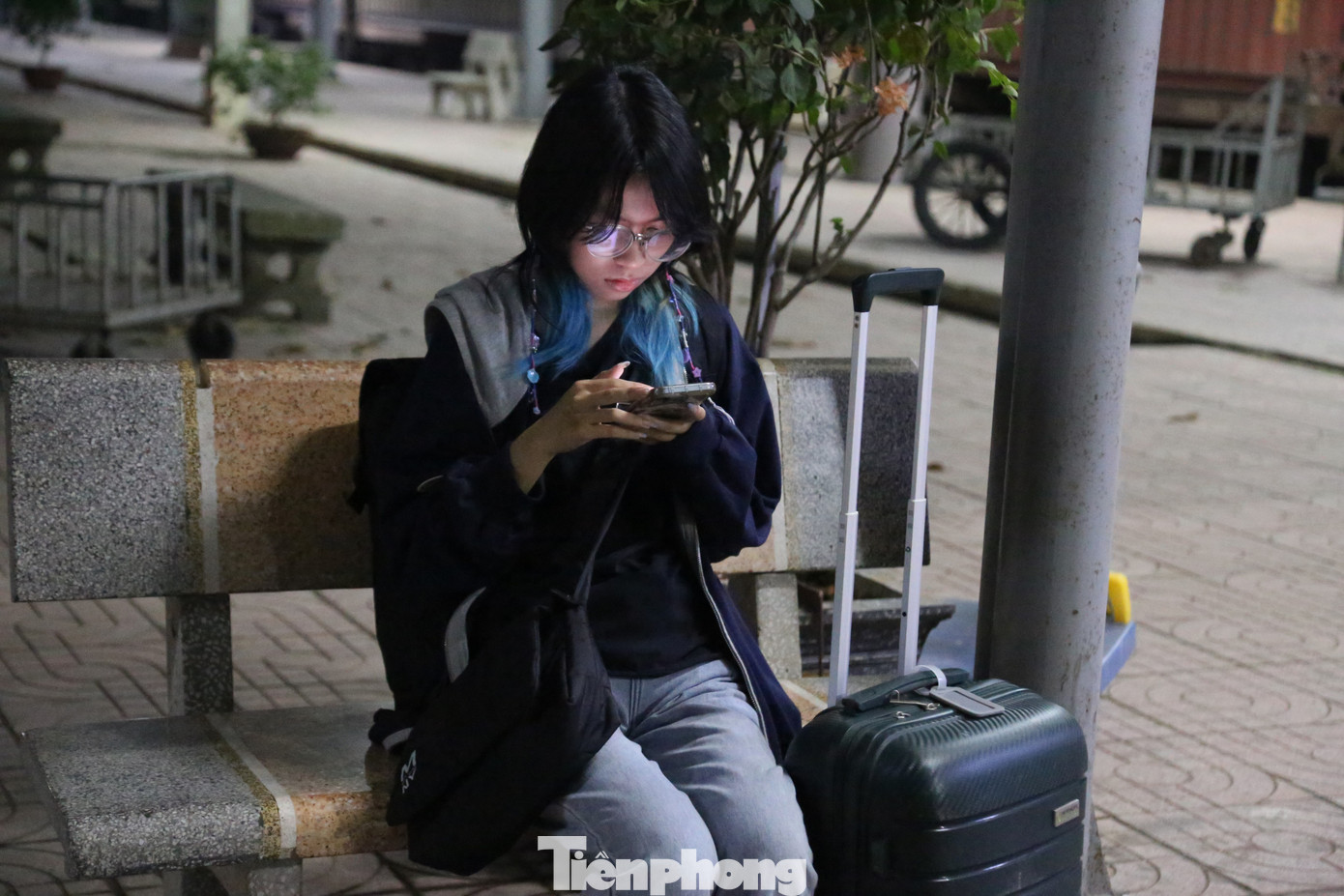 Ngồi chờ người nhà tới đón, bạn Nguyễn Thu Phương (sinh viên năm 2 trường Đại học Công nghiệp Hà Nội) chia sẻ: “Dịp lễ 30/4 - 1/5 được nghỉ dài ngày nên em về quê TP Vinh với gia đình. Sau tiết học chiều nay, em về phòng trọ lấy hành lý, ra nhà ga để về quê luôn”.