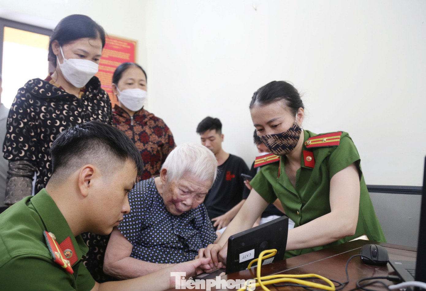 Bà Hồ Thị Hợi (SN 1938) trú khối Quang Tiến, phường Hưng Bình do tuổi đã cao nên việc lấy dấu vân tay gặp nhiều khó khăn.