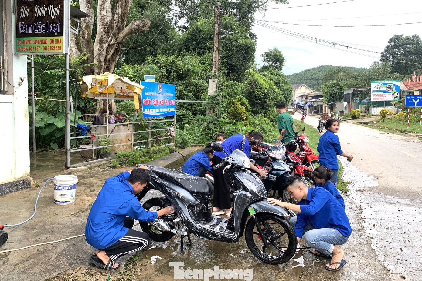 Các cơ sở Đoàn đồng loạt triển khai nhiều phần việc thiết thực, điển hình như: Rửa xe gây quỹ của các đơn vị Châu Hội, Châu Phong, Châu Hoàn, Diên Lãm, Châu Thắng, Châu Tiến; bán dứa gây quỹ ở Châu Hạnh; tổ chức bán tranh đính đá ở thị trấn Tân Lạc; bán nước mía gây quỹ tại xã Châu Nga, Châu Hoàn; bán giống hoa gây quỹ tại xã Châu Bình; quyên góp phế liệu gây quỹ ở xã Châu Bính,…