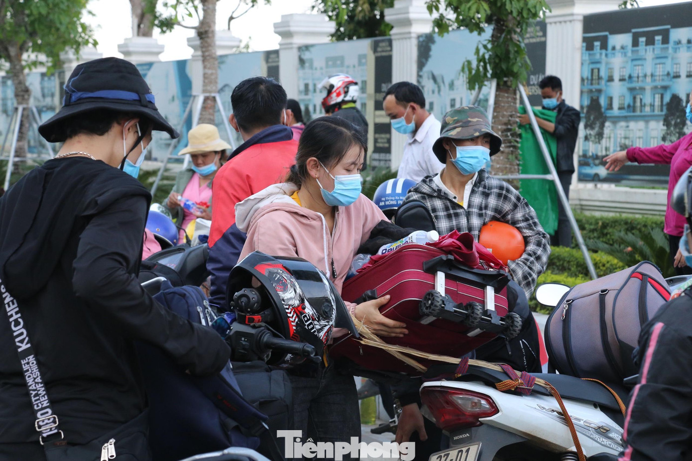 Tranh thủ buộc lại hành lý