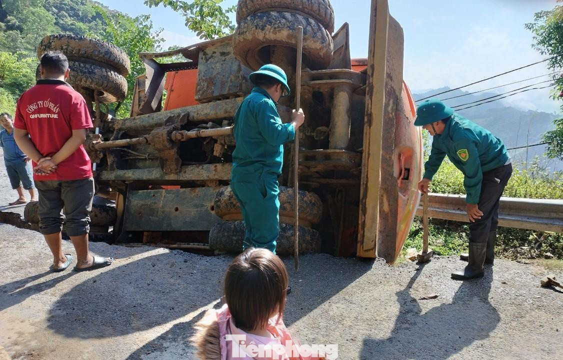 Lái xe máy mắn không bị thương. Tuy nhiên, lực lượng chức năng và người dân phải rất vất vả để kéo chiếc máy xúc lên. Lái xe máy mắn không bị thương. Tuy nhiên, lực lượng chức năng và người dân phải rất vất vả để kéo chiếc máy xúc lên.