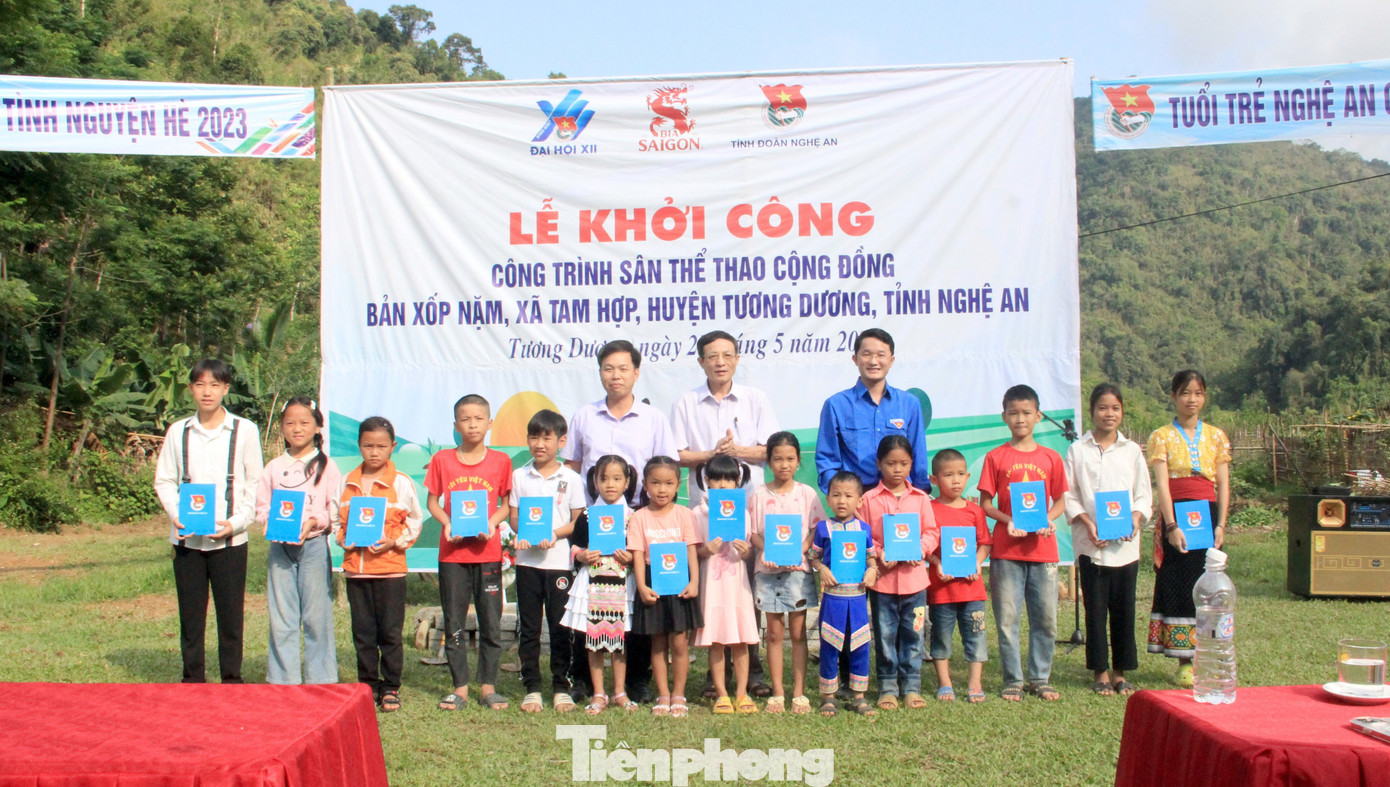 Trao quà cho các em nhỏ có hoàn cảnh khó khăn