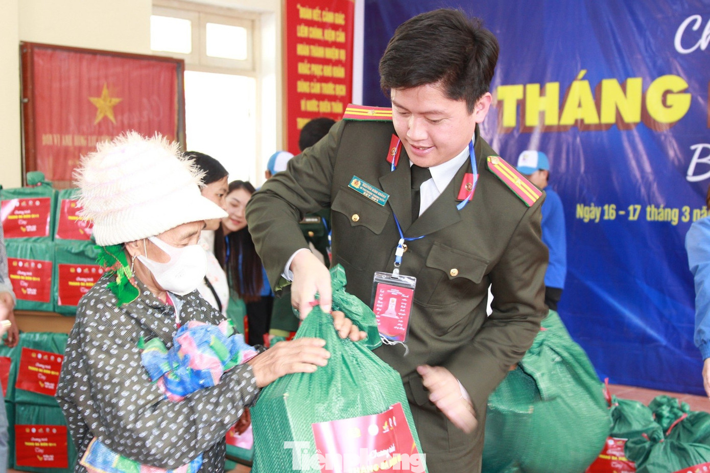 Hàng trăm suất quà đến với người dân xã miền núi Nậm Cắn, huyện Kỳ Sơn, Nghệ An Hàng trăm suất quà đến với người dân xã miền núi Nậm Cắn, huyện Kỳ Sơn, Nghệ An