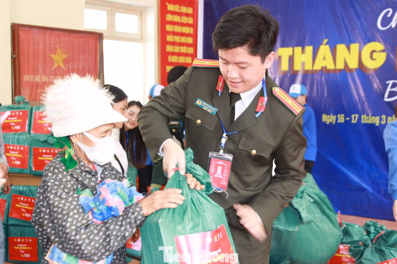 Hàng trăm suất quà đến với người dân xã miền núi Nậm Cắn, huyện Kỳ Sơn, Nghệ An Hàng trăm suất quà đến với người dân xã miền núi Nậm Cắn, huyện Kỳ Sơn, Nghệ An