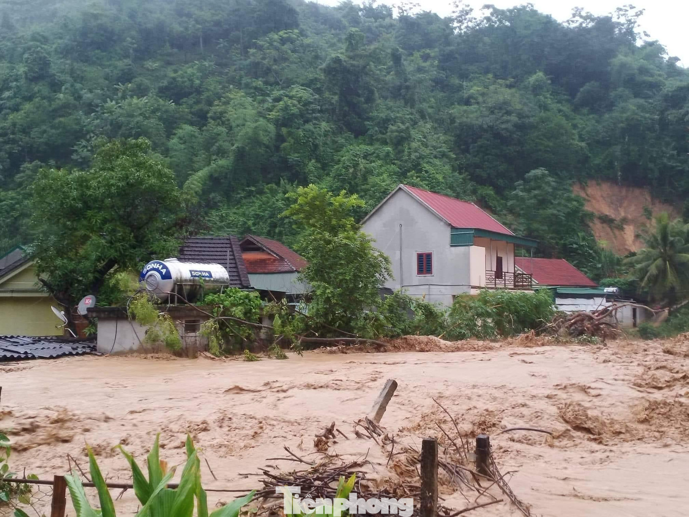 Lũ quét kinh hoàng ở huyện miền núi Kỳ Sơn, Nghệ An Lũ quét kinh hoàng ở huyện miền núi Kỳ Sơn, Nghệ An