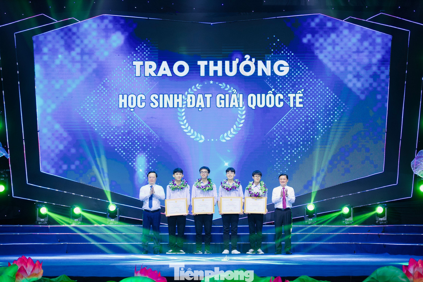 Bí thư Tỉnh ủy Thái Thanh Quý và Chủ tịch UBND tỉnh Nguyễn Đức Trung tặng Bằng khen và khen thưởng cho 4 học sinh đạt Huy chương Vàng, Huy chương Bạc tại các Kỳ thi Olympic quốc tế năm 2023. Bí thư Tỉnh ủy Thái Thanh Quý và Chủ tịch UBND tỉnh Nguyễn Đức Trung tặng Bằng khen và khen thưởng cho 4 học sinh đạt Huy chương Vàng, Huy chương Bạc tại các Kỳ thi Olympic quốc tế năm 2023.